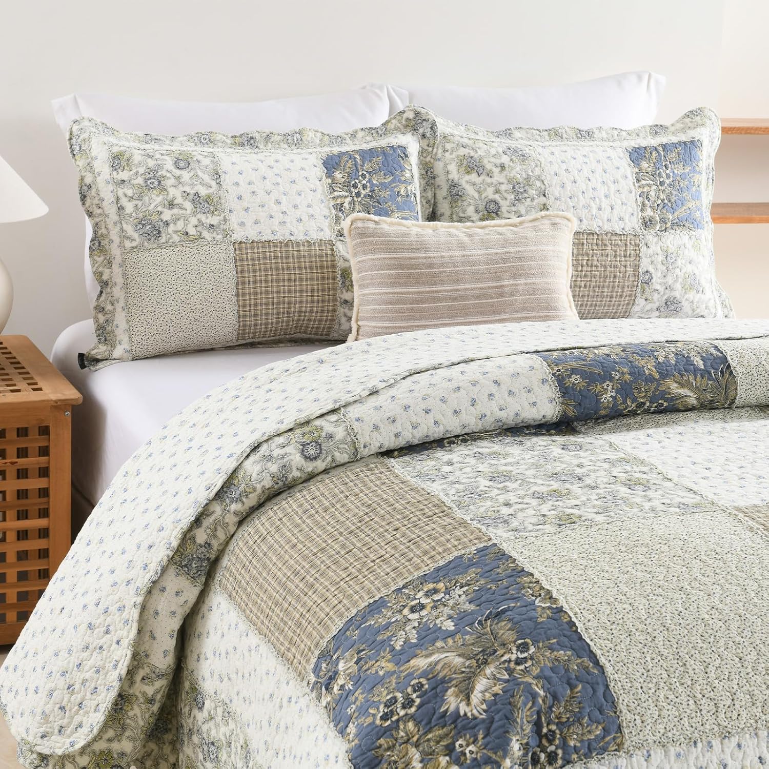 Yvooxny Quilt Set Queen Size Reversible Country Farmhouse Floral Real Patchwork Quilted Bedspread 3-Piece Quilt Set with Pillowcases with Ruffles for All Seasons, 90 x 98 Inches - Image 3