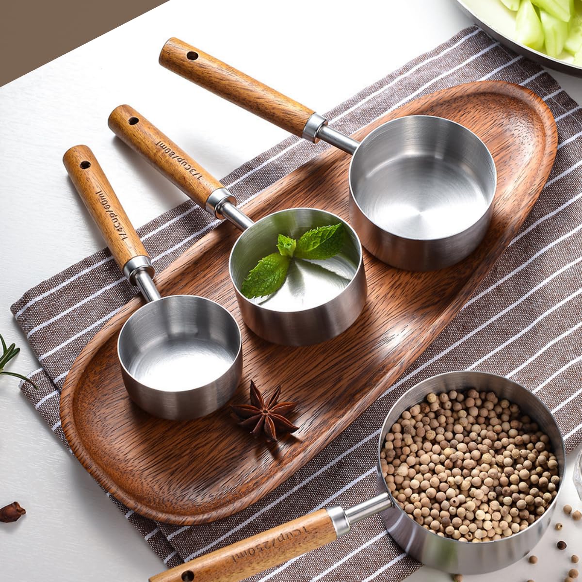 Messbecher und Löffel Set mit Holzgriff, 8 Stück Edelstahl Messlöffel und Becher mit US-Messungen zum Backen und Kochen Silber