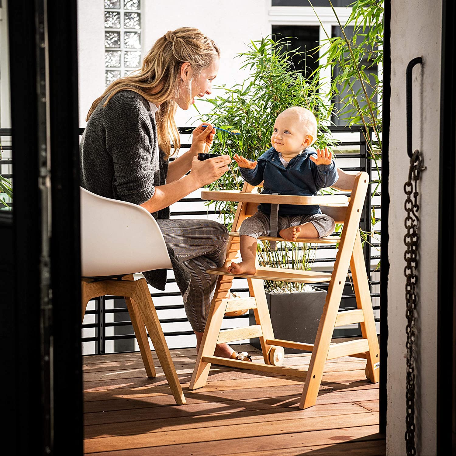 hauck Alpha Move Trona Bebe Evolutiva, Trona Evolutiva Madera con Bandeja, Ruedas y Arnés, Silla Bebe Comida desde 6 Meses, Sillas Tronas para Bebe - Natur | Trona de madera para niños a partir de 6 meses hasta 90 kg, incluye tabla de comedor, arnés de 5