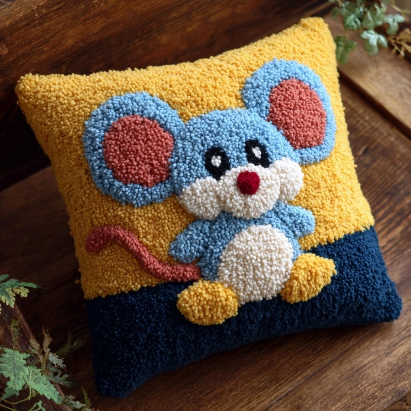 Cojín de gancho de anudado de 43x43cm para decorar tu sofá con un lindo ratón 8