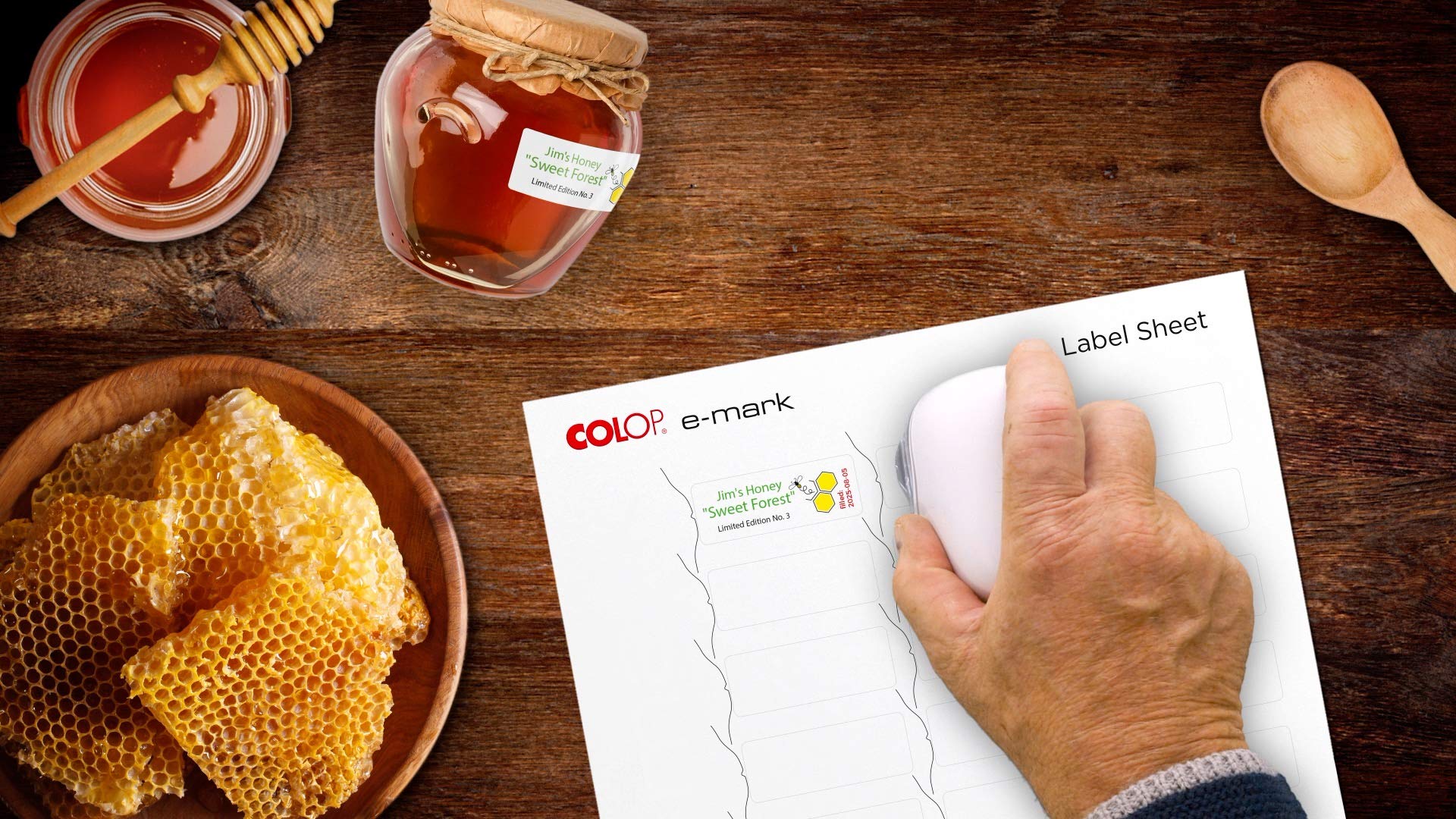 COLOP e-Mark weiß. Mobiler Hand-Drucker und Beschriftungsgerät für Profis. Mehrfarbige Abdrucke, mit kostenloser App. Datums-, Uhrzeit- und Nummerierungsgenerator.