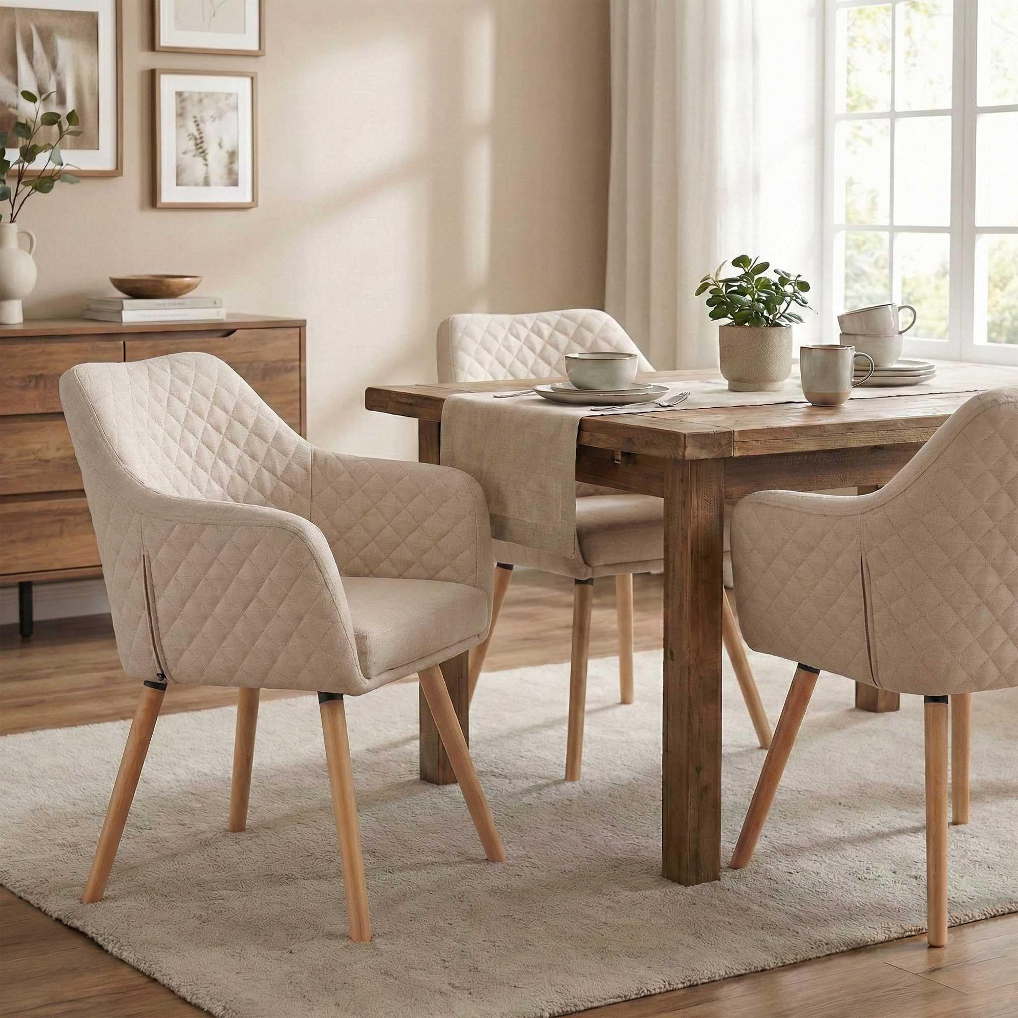 CLP Esszimmerstuhl mit Armlehne Gent, Sessel mit Holzgestell, moderner Küchenstuhl mit gepolsterter Sitzfläche und Bodenschonern, bis 120 kg Farbe Creme Gestell Farbe Natur