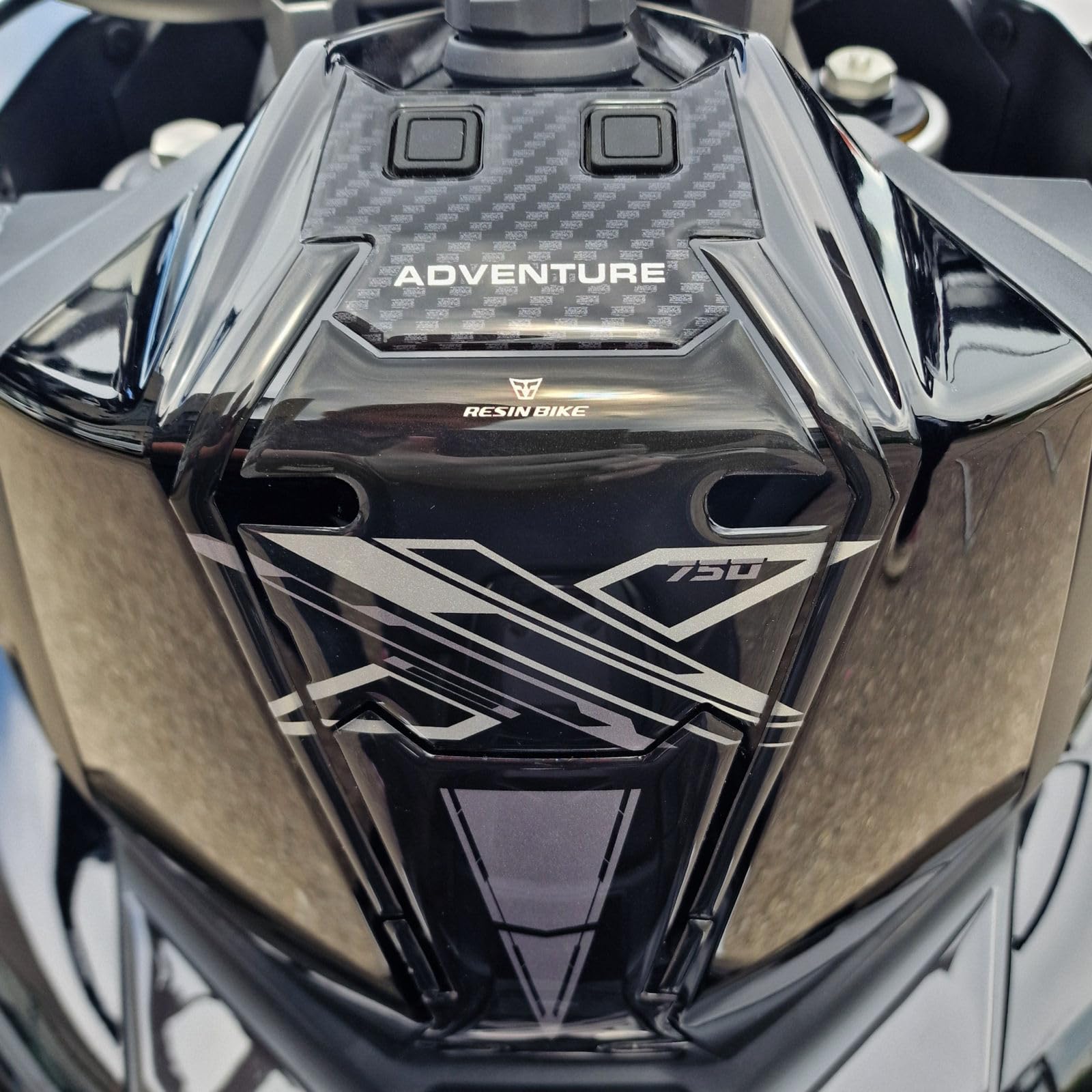 Resin Bike Kit Adesivi Scooter Compatibile con Honda X-ADV 750 2025-2026. Kit Completo Protezioni Carene, Pedana e Tunnel Antigraffio e Antiurto. Adesivi Resinati 3D Made in Italy