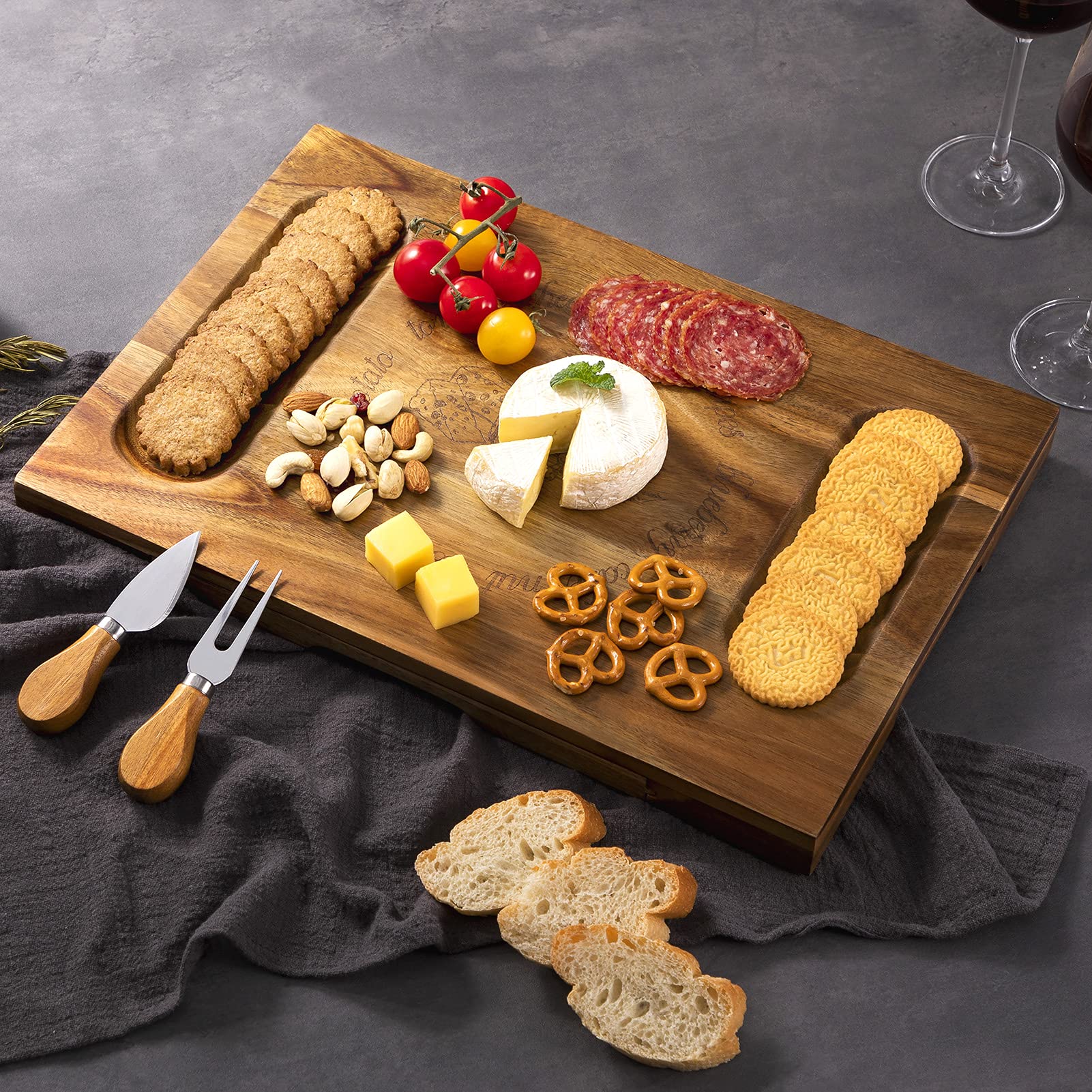 HBlife Käsebrett und Messer-Set, Akazienholz, 27,9 x 40,6 cm, Käseplatte mit 4 Edelstahl-Messern, Charcuterie-Platte, Hauseinweihungsgeschenk, perfekte Wahl für Weihnachten, Erntedankfest, Hochzeit
