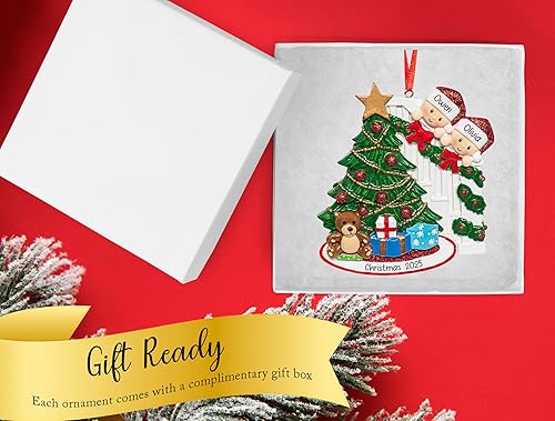 Vista 4 de Adorno de Navidad personalizado para parejas que se asoman 2023 Nuestro primer recuerdo de Navidad juntos - Regalo de amor para citas Familia