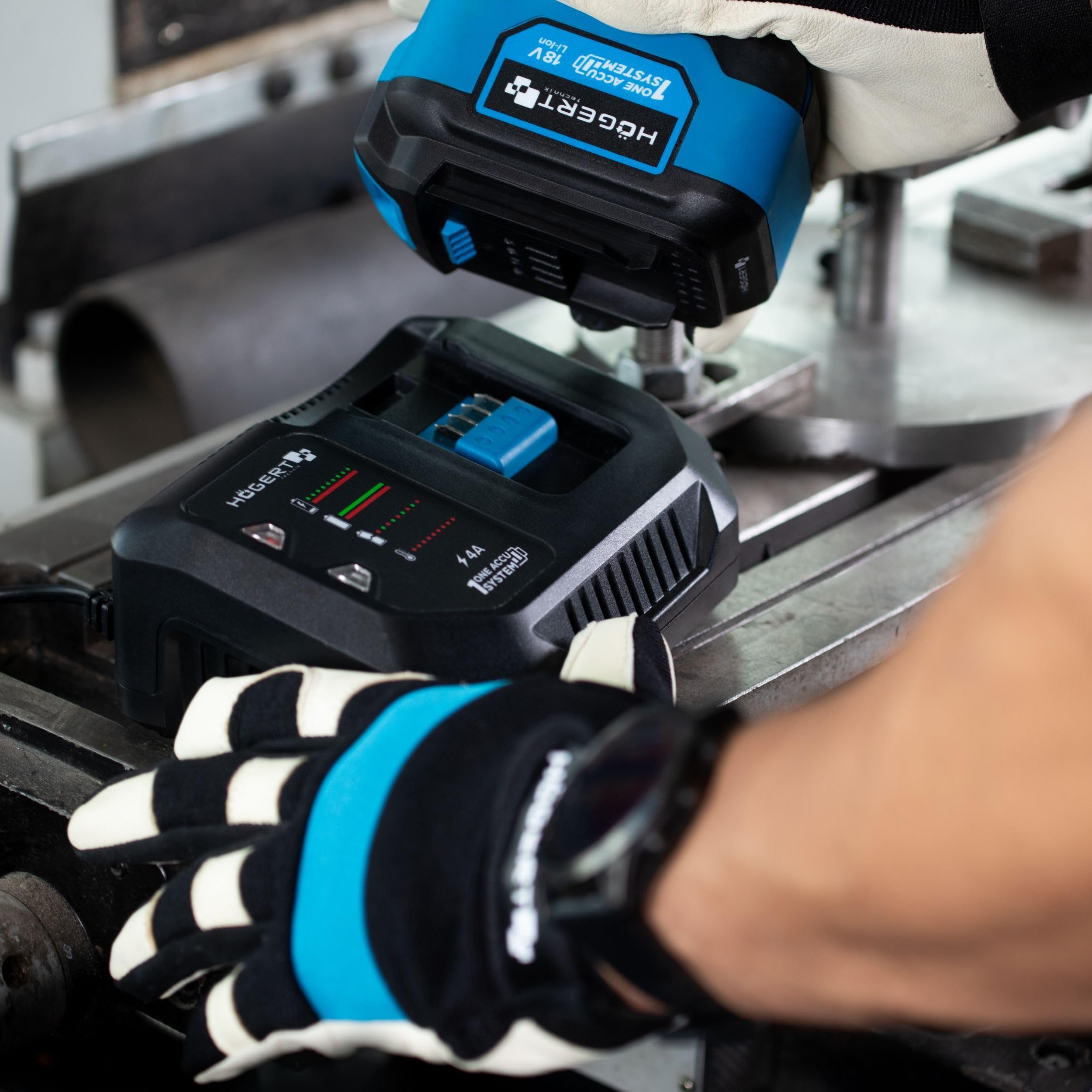 Batería HÖGERT TECHNIK 4,0 Ah 18 V, tecnología de Iones de Litio, protección contra sobrecalentamiento y Cortocircuitos, indicador de Estado de Carga, Ideal para Todos los Dispositivos de 18 V