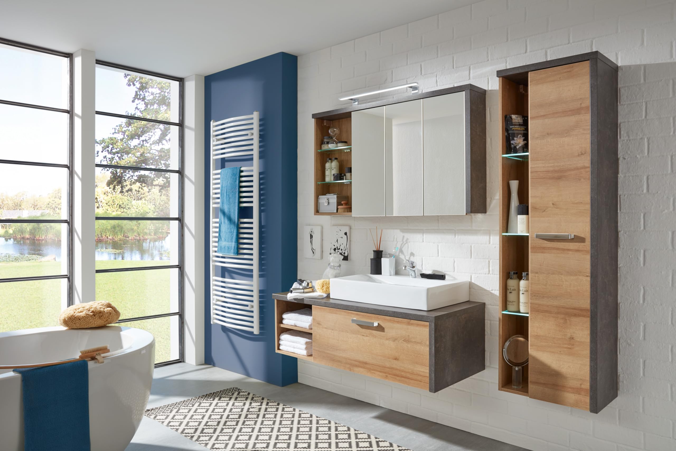 trendteam smart living - Bay - Spiegelschrank - Eiche Riviera/Beton dunkel - moderner Badezimmerspiegel mit 3 offenen Fächern - (BxHxT) 123 x 71 x 18 cm - kratzfest | B 123 x H 71 x T 18 cm · Soft-Close-Dämpfer · feuchtraumgeeignet · 2 Glasböden · optiona
