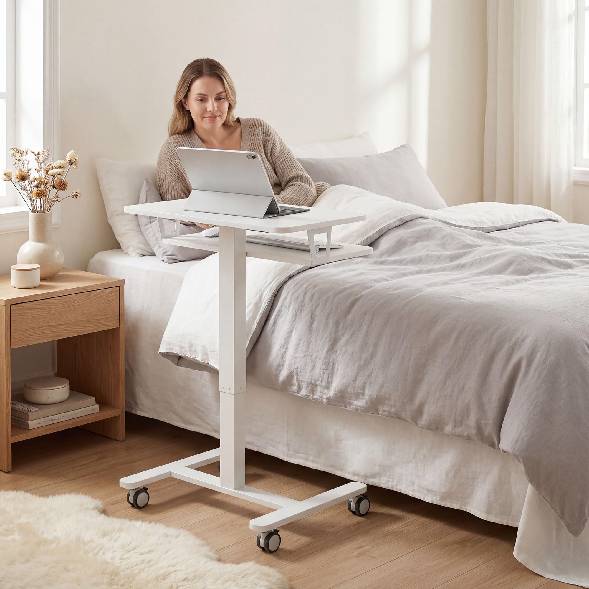HOMCOM Laptoptisch Höhenverstellbar Pneumatisch mit Rollen, 65 x 60 cm große Tischplatte, Tastaturablage 71-107cm Computertisch, Mobiler Beistelltisch Schreibtisch für Sofa, Bett, Büro, Weiß