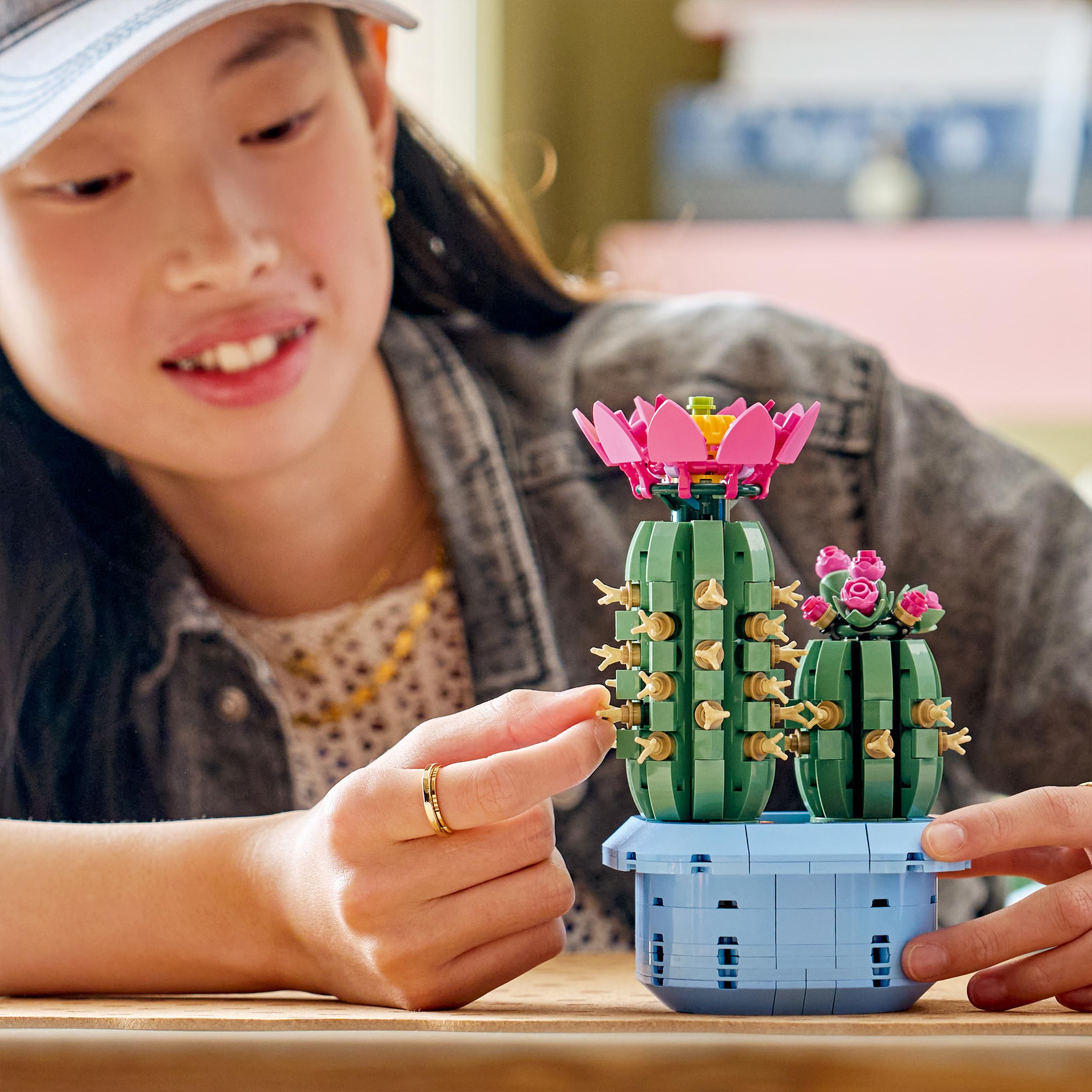 LEGO Botanicals Cactus in Fiore - Pianta Artificiale in Vaso con 2 Cactus e Fiori Finti - Decorazione Fai da Te per Camera da Letto - Regalo per Bambine da 9 Anni e Adulti Amanti delle Piante - 11509