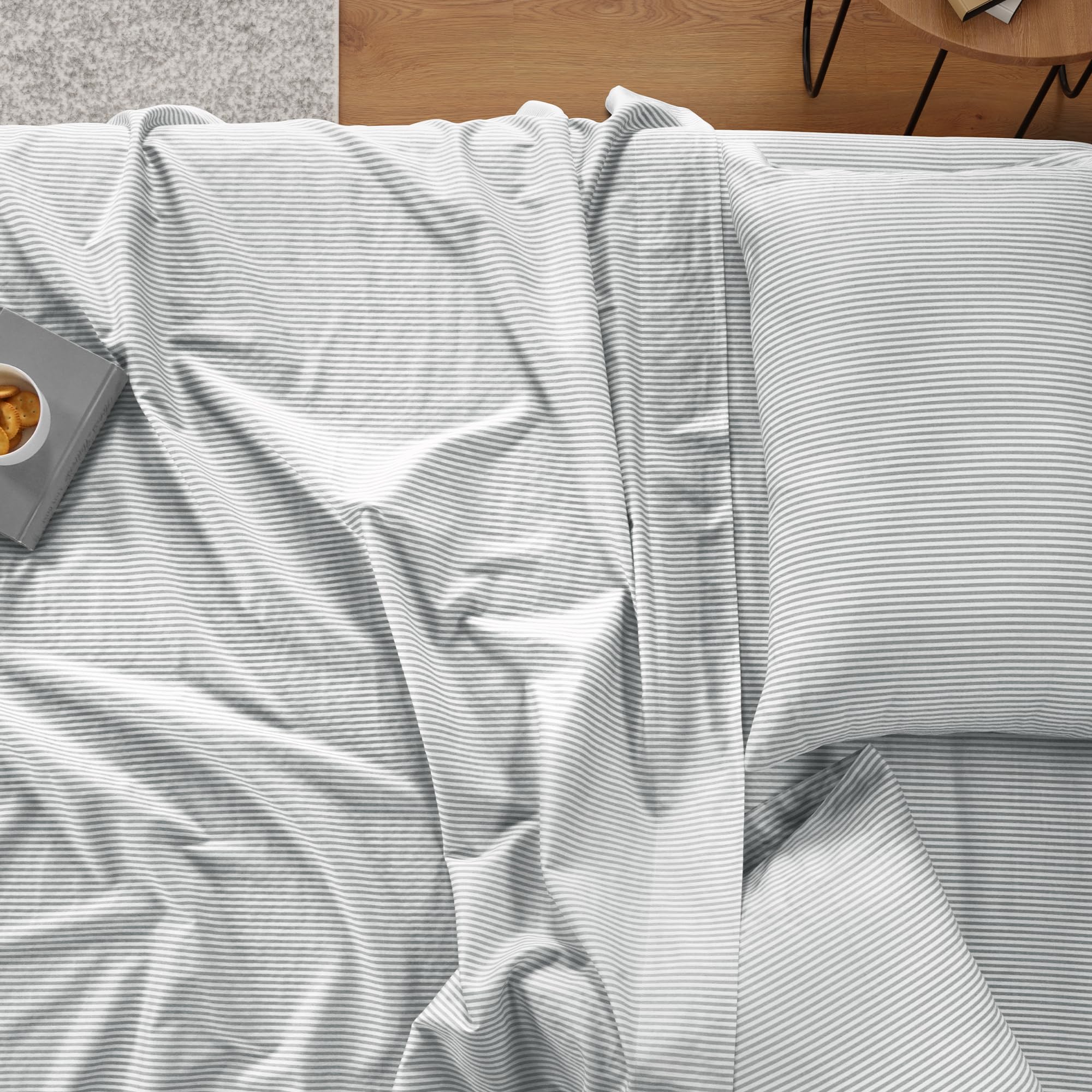 IZOD - Silky Sateen zestaw pościeli bawełnianej, gładkie i maślane uczucie, bawełna z długimi zszywkami, prześcieradła z głębokimi kieszeniami (300 TC, Queen/Grey Stripe)