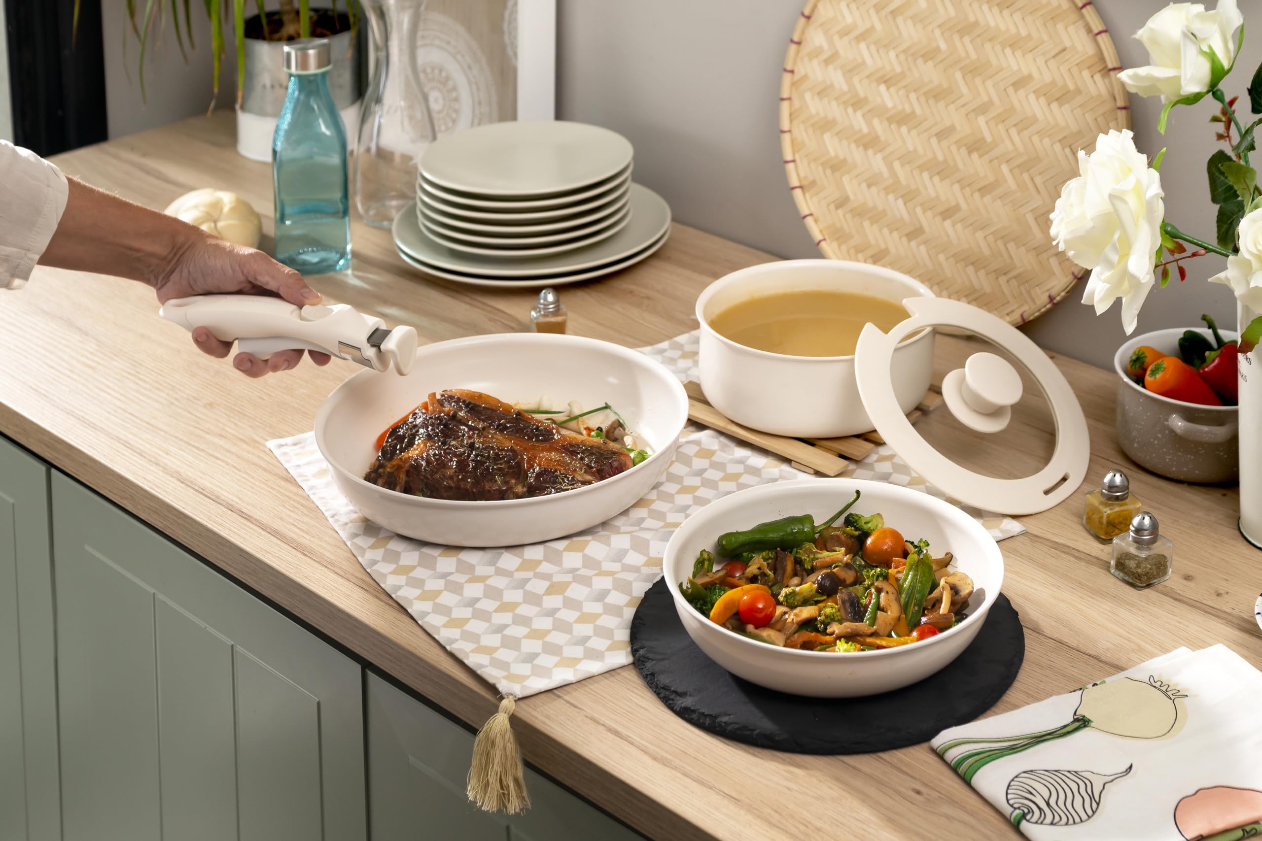 InnovaGoods® Juego de sartenes Juego de utensilios de cocina antiadherentes con Mango Extraíble, Menaje de Cocina con Tapas, Todo Tipo de Cocinas y Horno, apto Lavavajillas Horno. Beige (5 piezas)