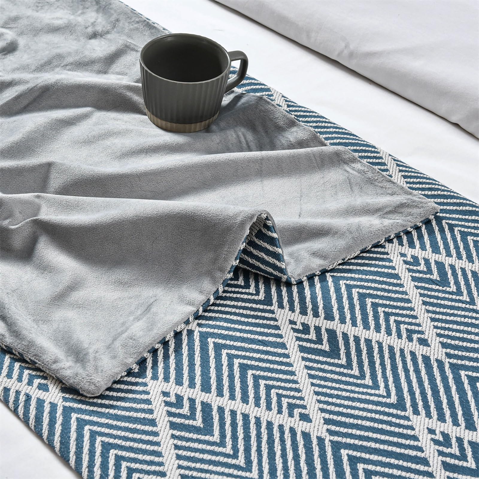Bettläufer, gestrickt, doppelseitig, aus Jacquard, geometrisch, gewellt, Schal, Handtuchschutz für Hotelzimmer (blau, 45 x 210 cm für 150 cm Bett)