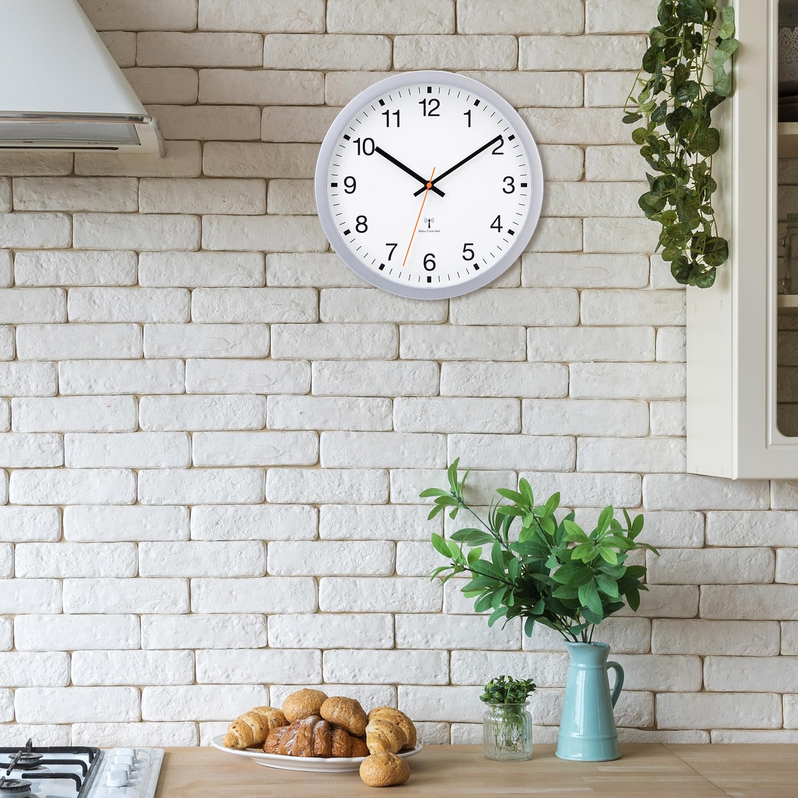 VIVILINEN Horloge Murale Radio Pilotée Silencieuse 30cm Design Moderne Argent