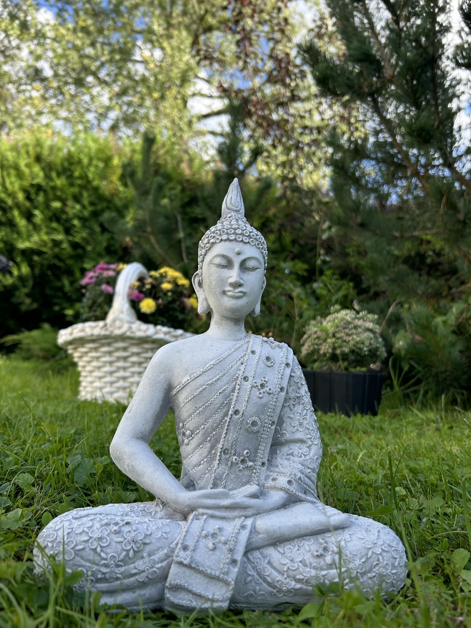 FABRIQ Budda Figur, Thai Buddha Statue Steinguss, drinnen und draußen, grau, wetterfest, massiv L:15 cm W:25 cm H: 30cm Gewicht: 3kg
