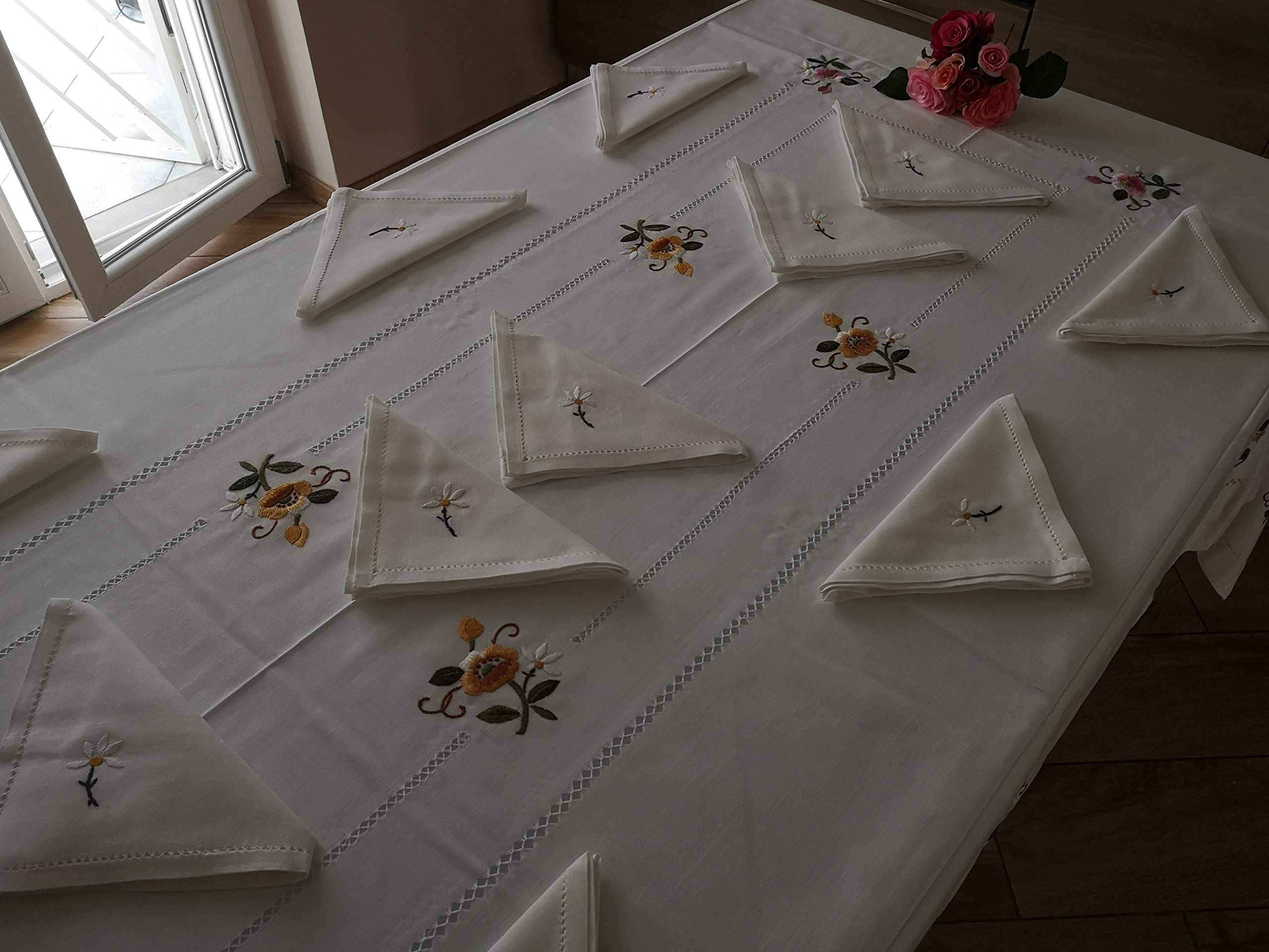 Elegante mantel x 12 de mezcla de lino (40 % lino 60 % algodón) con bordado de flores a mano en punto completo.