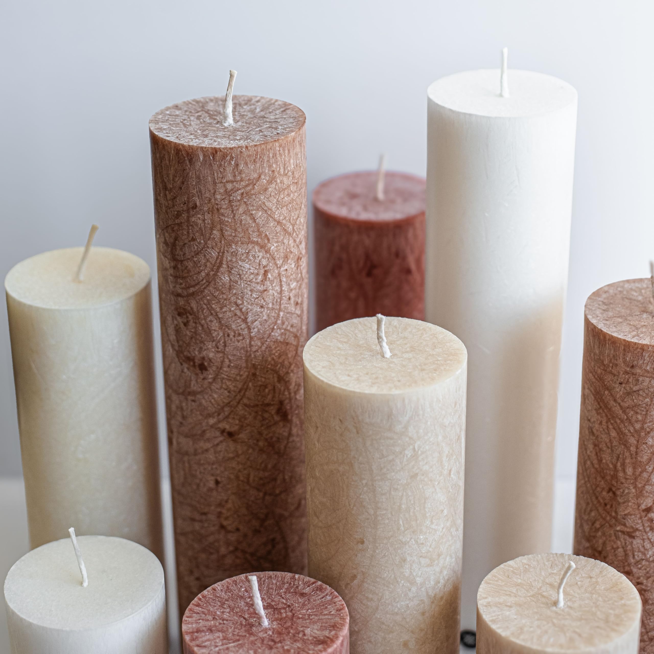 Kunstindustrien® Stumpenkerzen 3er-Set, Handgefertigt in Europa, Vegan– 100% Upcycled Olivenwachs, Kerzen lange Brenndauer 68 Std, Unparfümierte Altarkerzen (3 Stk, Ø 6 cm x H 10, 18, 25 cm, Kastanie)