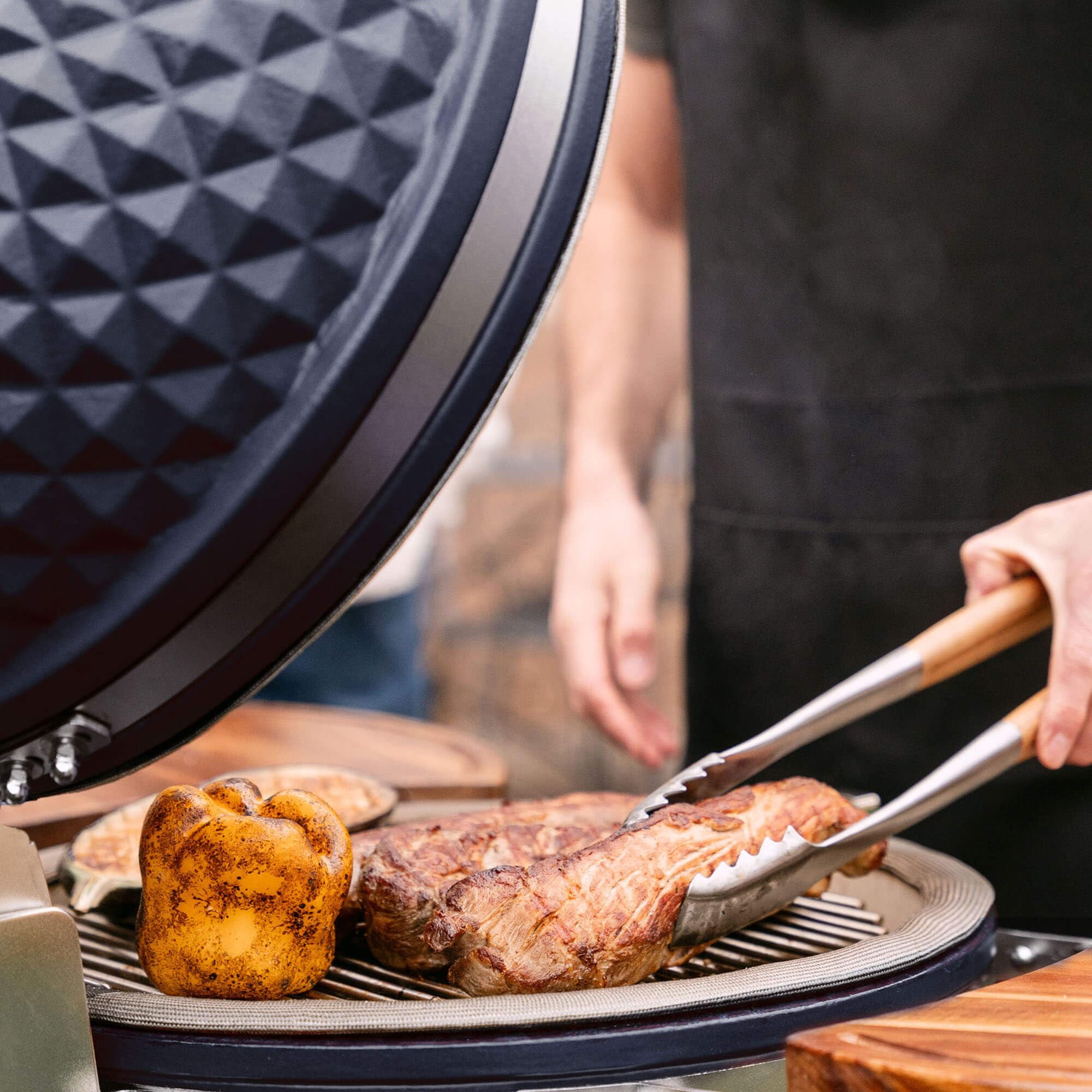 Kamado Kokko 18" - Nouvelle édition 18" = taille standard (46 cm x 69 cm) Bon compromis entre sa taille et sa rapidité d’allumage Diamètre de la grille : 37 cm Bleu marine
