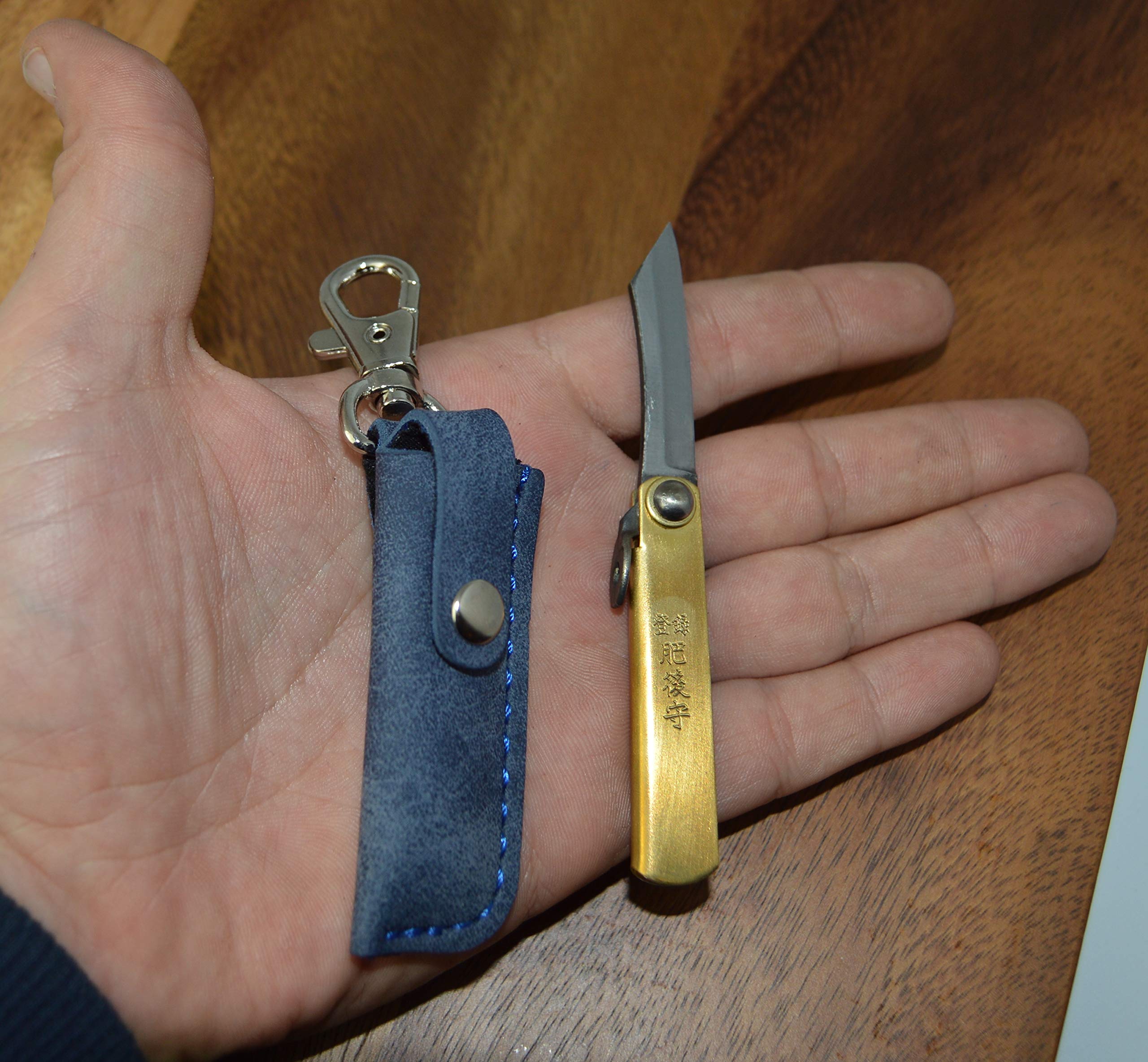 HIGO NO KAMI Coltello Tascabile Pieghevole Artigianale Giapponese Mamé e Il Suo Copertina Azzurro Fatto a Mano in Giappone da Nagao Kanekoma
