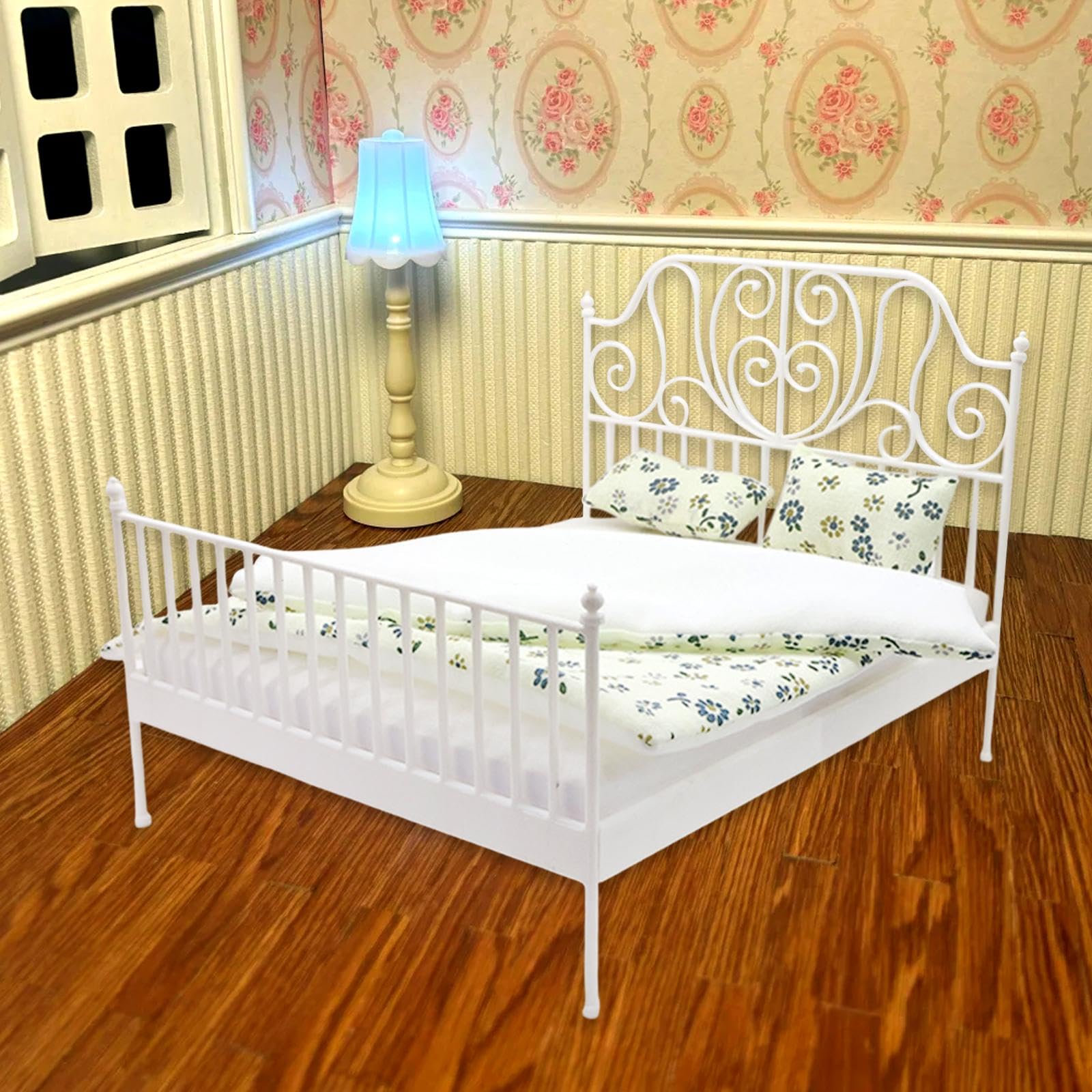 Mini Letto Matrimoniale Accessorio Casa delle Bambole Mobile in 1 12 Modello Decorativo da Camera Struttura in Ferro Adatto per Fotografia, Bianco