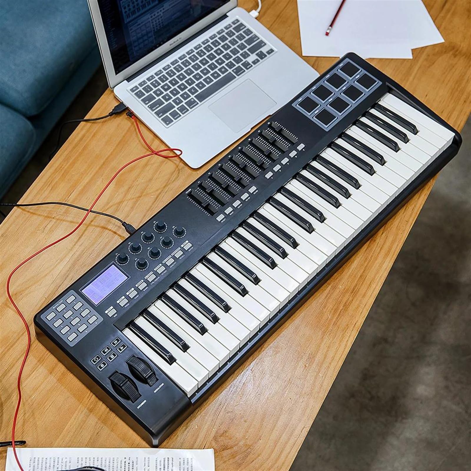 Tragbarer USB-Tastatur-Controller Mit 49 Anschlagdynamischen Tasten, 8 RGB-Pads Mit Bunter Hintergrundbeleuchtung Und USB-Kabel Tragbares Elektronisches Klavier