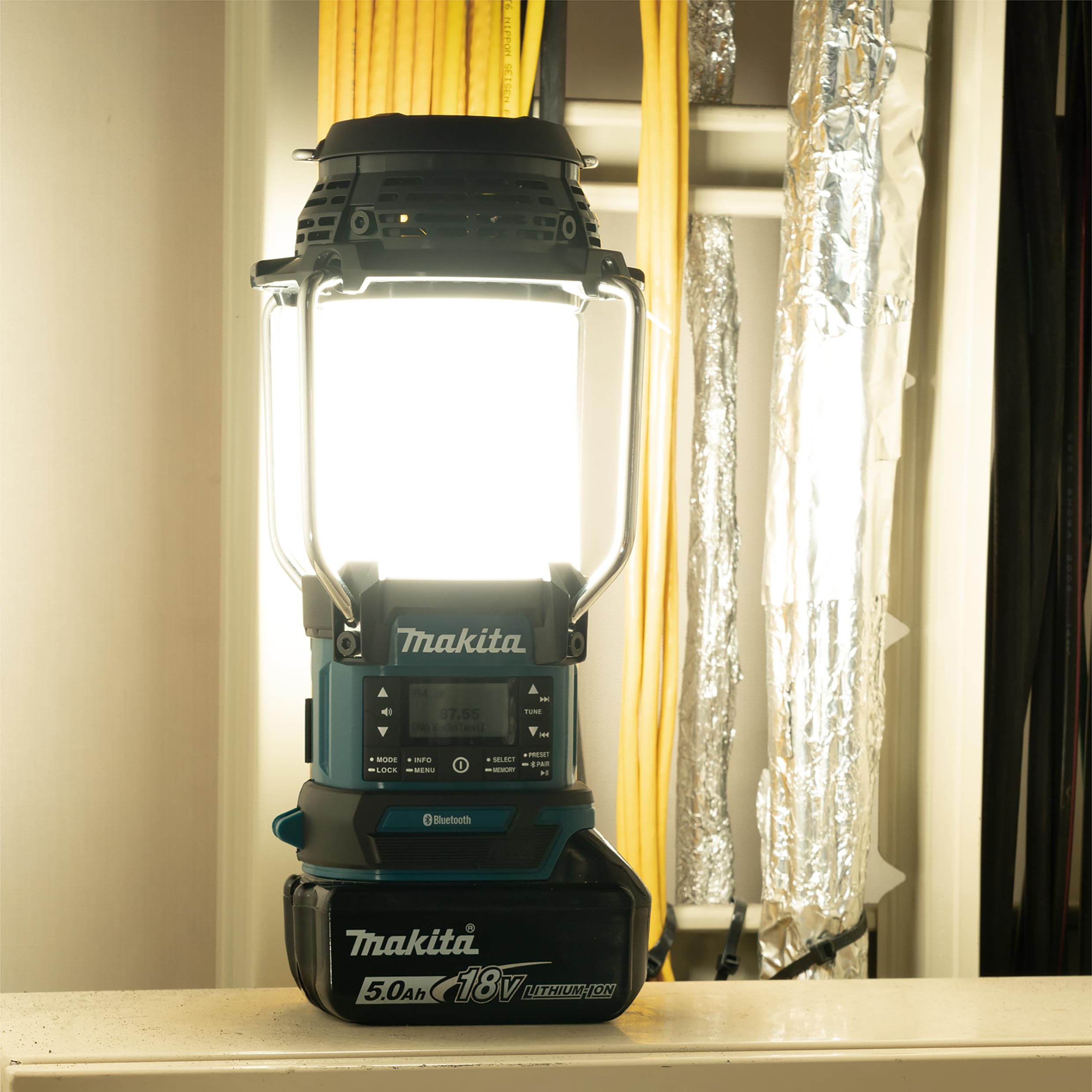 Makita DMR056 Akku-Radio mit Laterne 18V (ohne Akku, ohne Ladegerät)