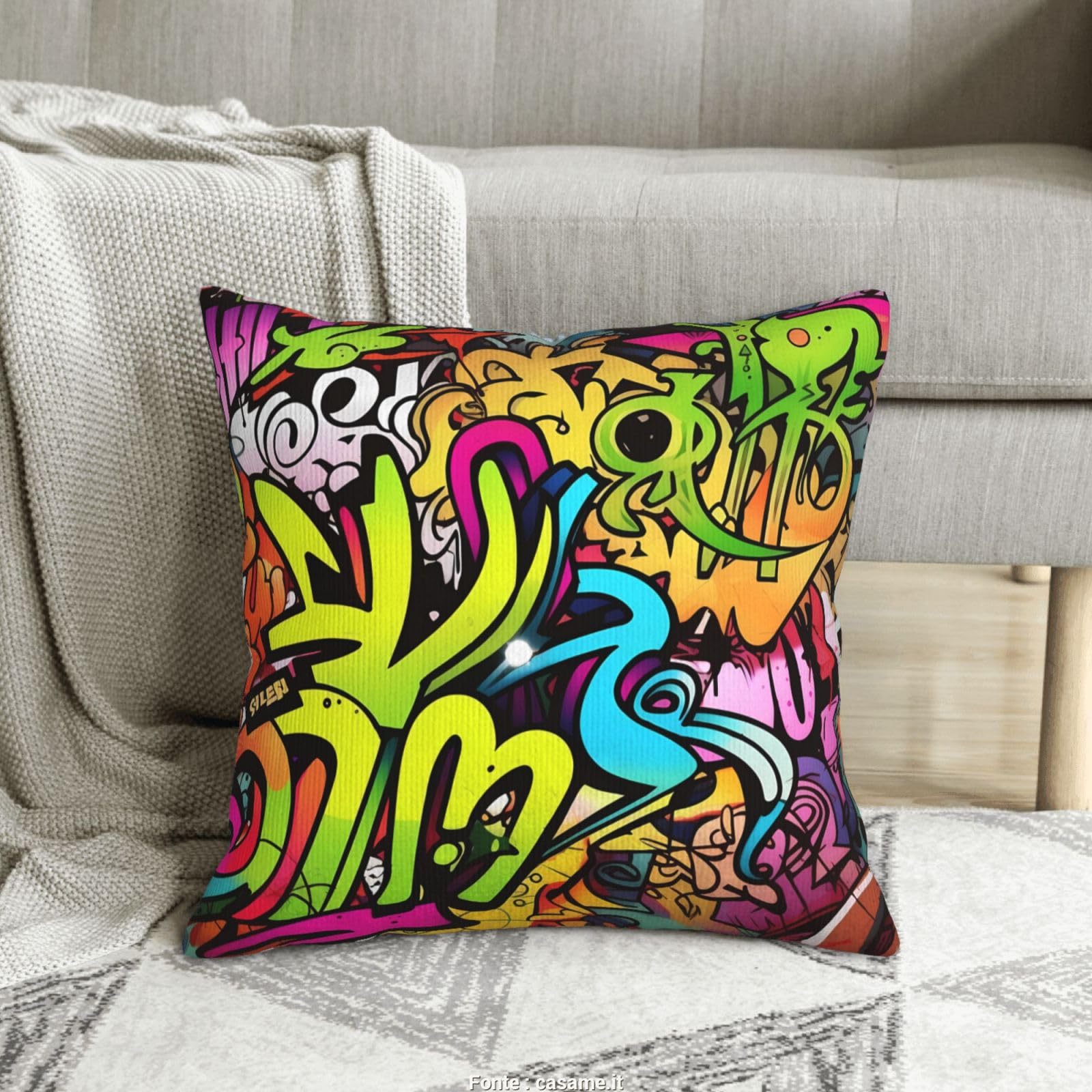 Coussin velours côtelé graffiti pour sublimer votre canapé de salon ou votre lit