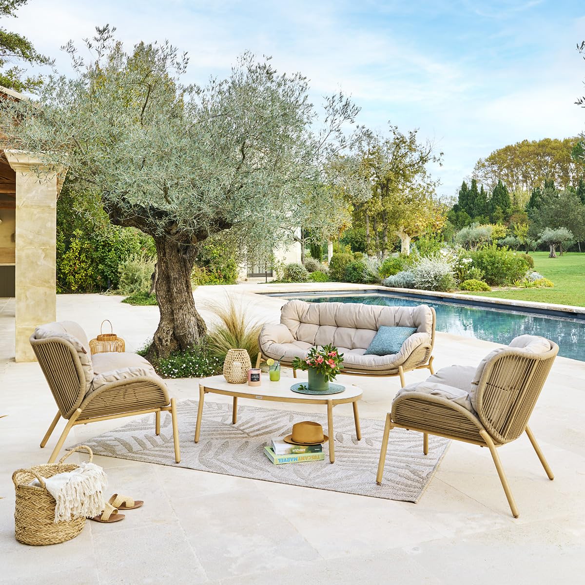 HESPERIDE – Salon de Jardin Meloane 5 Places Beige – Acier Epoxy Anti-Rouille, Résine Tressée et Coussins Polyester Déperlant – Canapé 3 Places, 2 Fauteuils, Table Basse Plateau Pierre Sintérisée