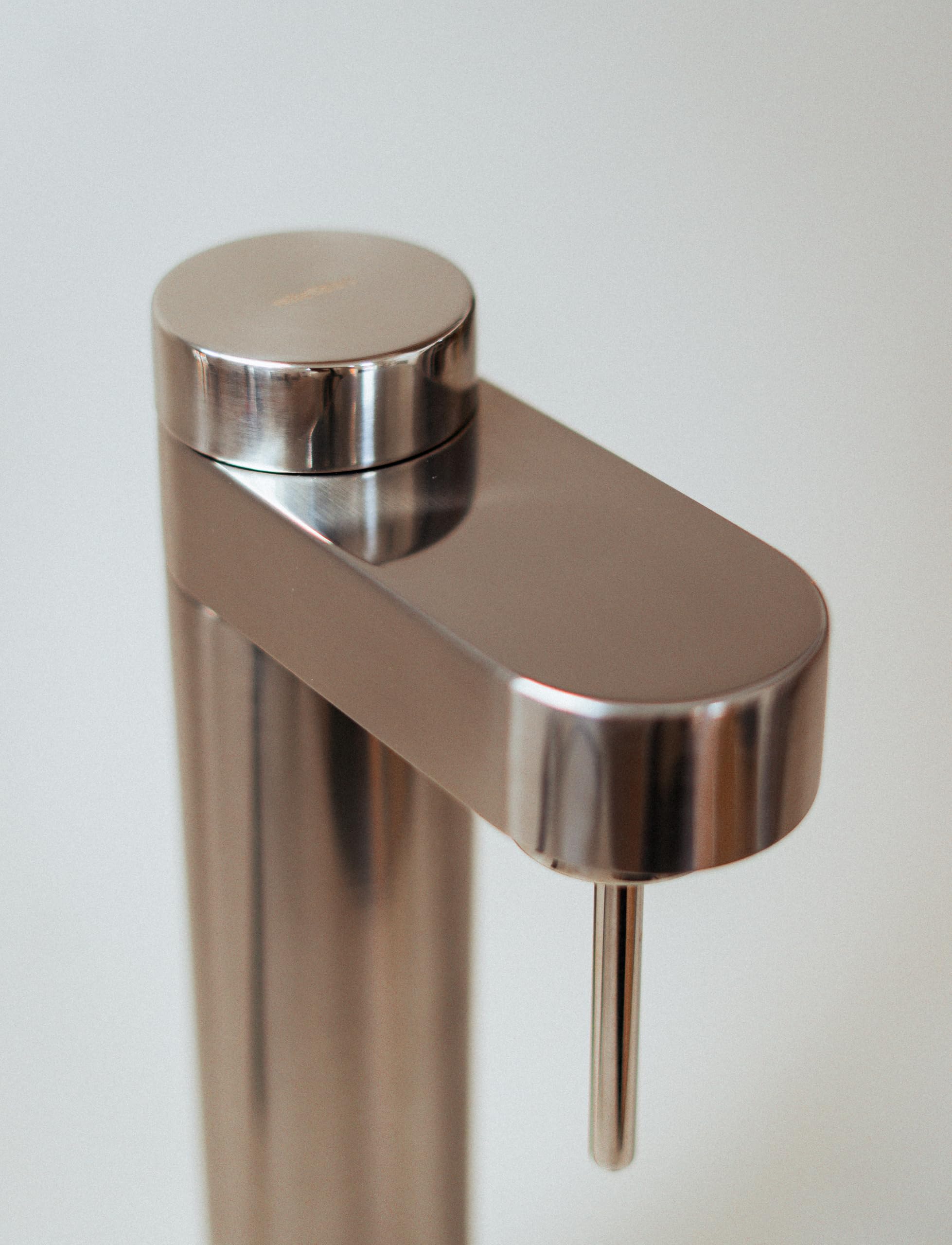 Stelton Brus Wassersprudler mit flasche, Premium Carbonator für Wasser mit CO2 - Einstellbare Sprudelstärke - Skandinavischem Design, Edelstahl