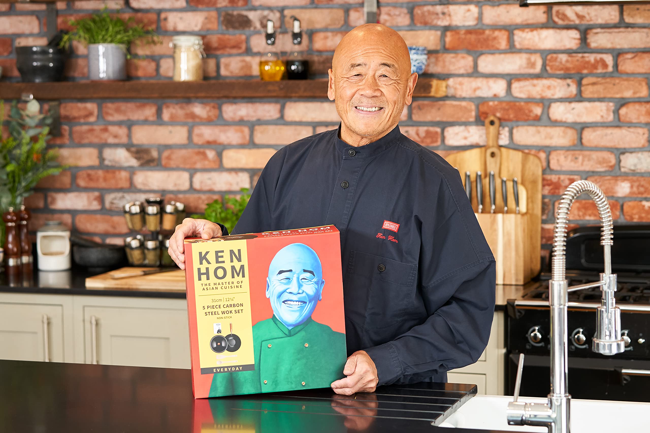 Ken Hom Carbonstahl Wokpfanne Set mit 31cm Pfanne mit Deckel 1x Pfannenwender aus Holz, 1x Holzlöffel, 1x Anleitungsheft mit Rezepten, Nicht-Induktion/Holzgriff