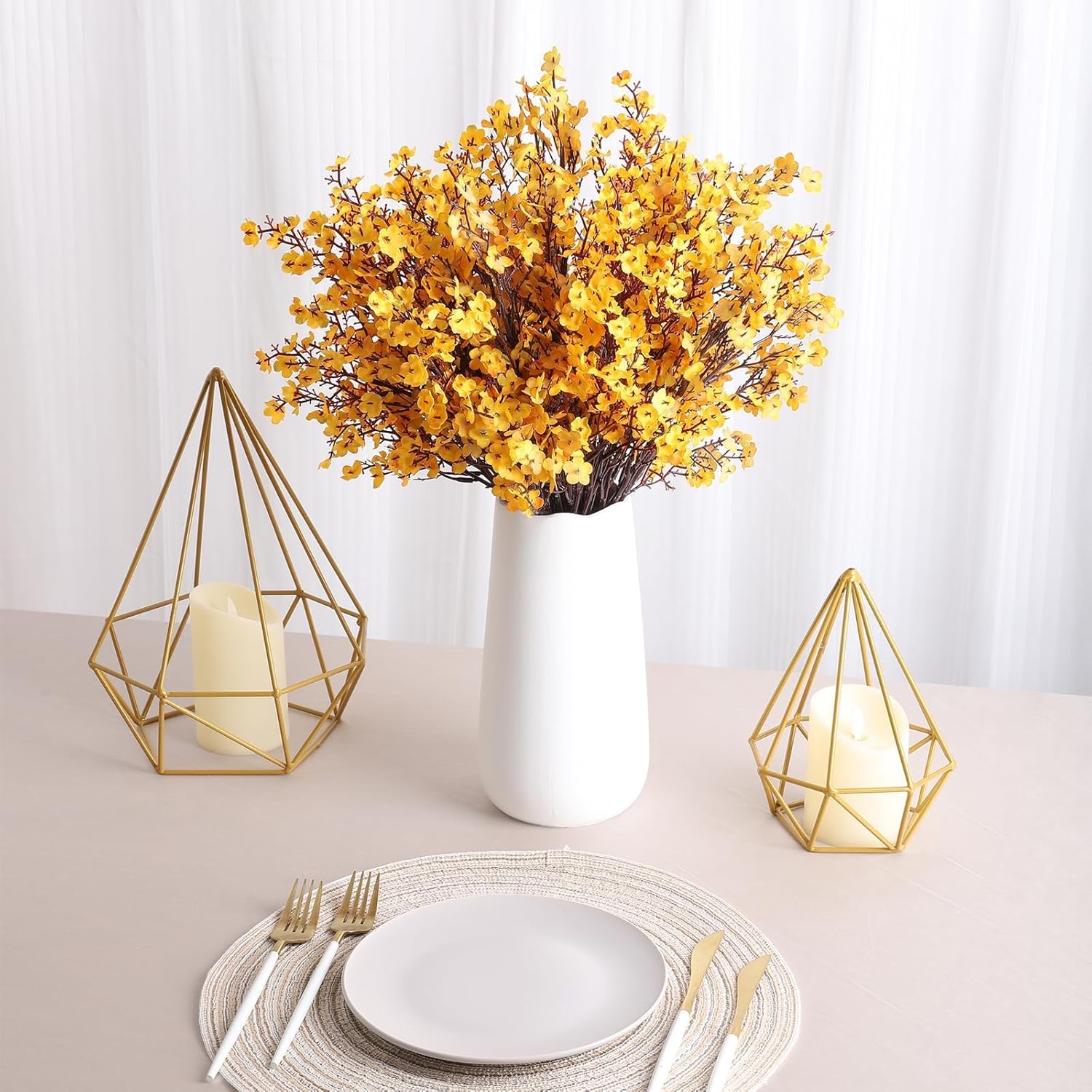 Detailný pohľad na žltú umelú kvetinu gypsophila