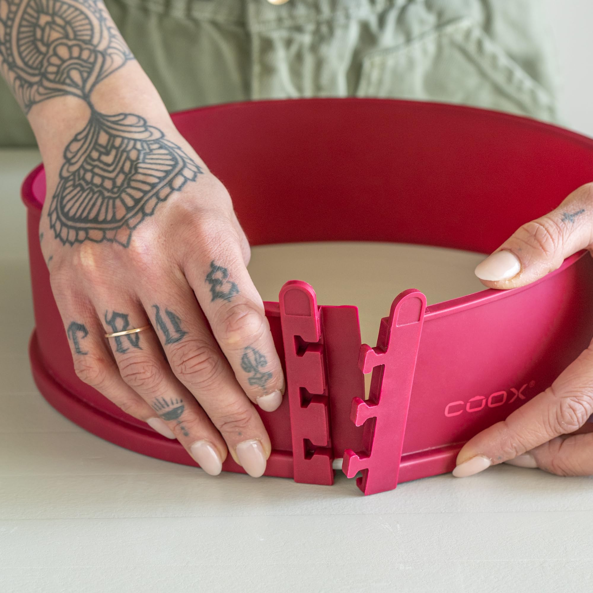 coox Molde desmontable con base de porcelana de 26 cm en color rojo, hornear y servir directamente en la placa de porcelana, no requiere reposicionamiento
