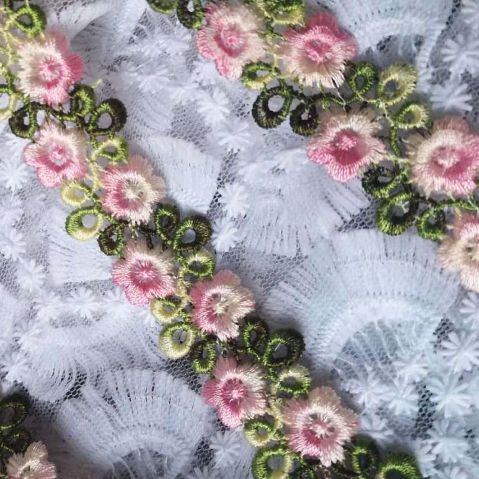 Broderies florales vintage pour réparer et embellir un tissu abîmé