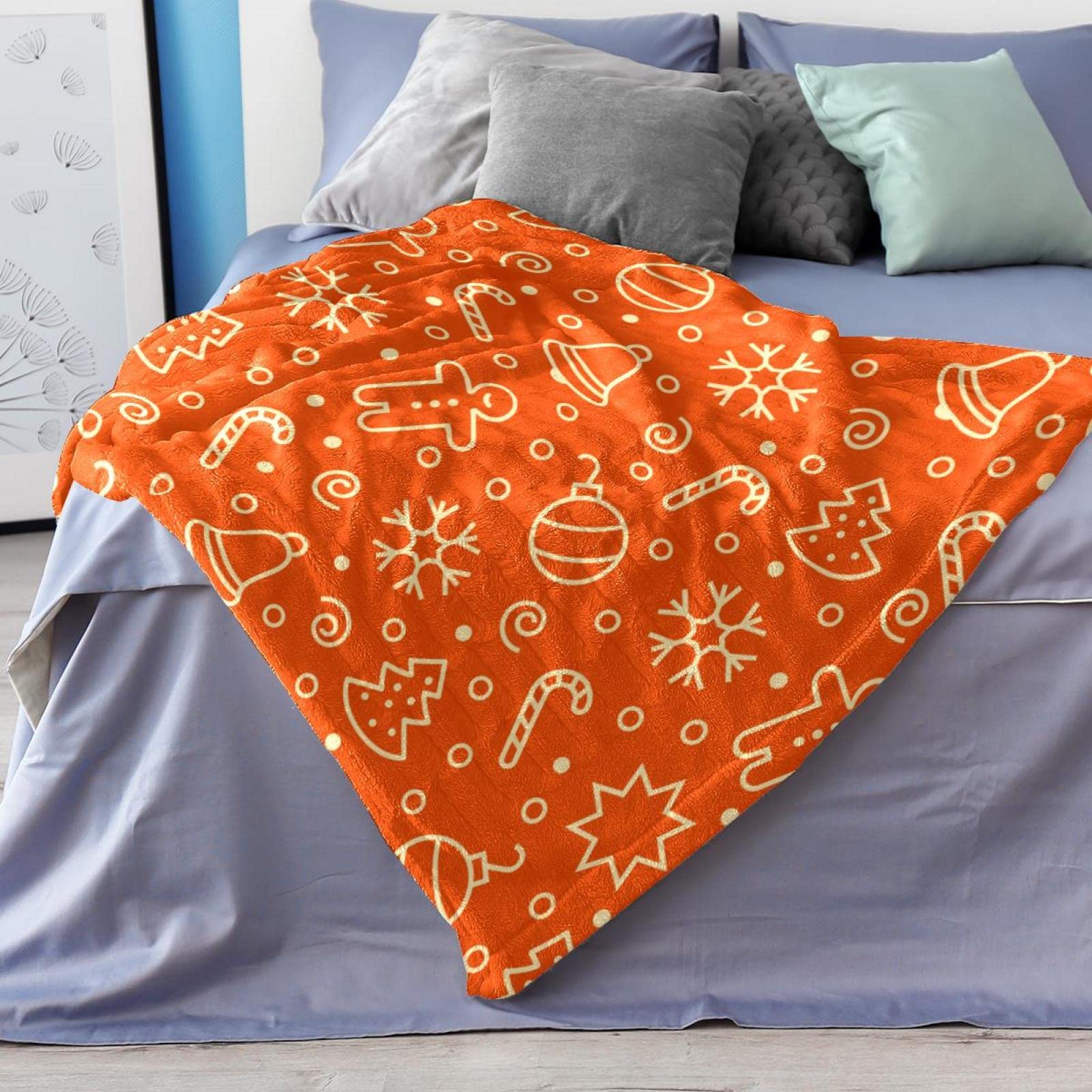 Coperta in pile arancione con elementi natalizi per divano, divano o letto