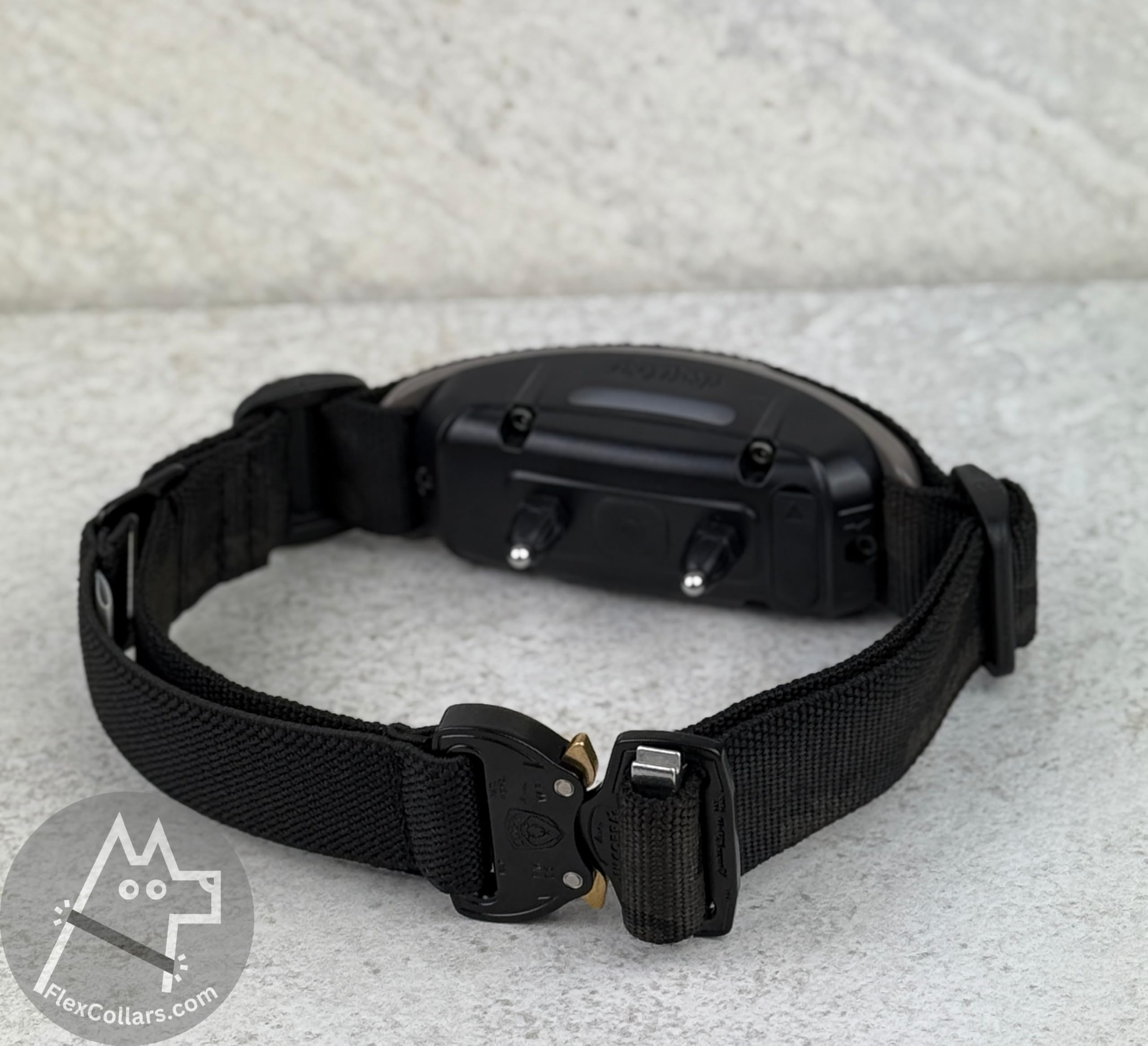 Correa elástica táctica para perros – Se adapta a receptores de 1 pulgada (DogTra 1200/1900/ARC-X o similar) – Hecho a mano en el Reino Unido; Variantes: camuflaje negro × M/L (mediano: cuello 34-41