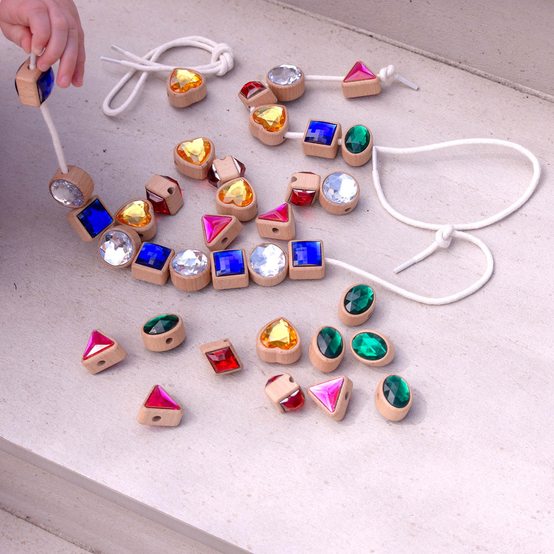 tickit Shape Lacing Jewels, FSC® - Juego de cuentas de madera para enhebrar