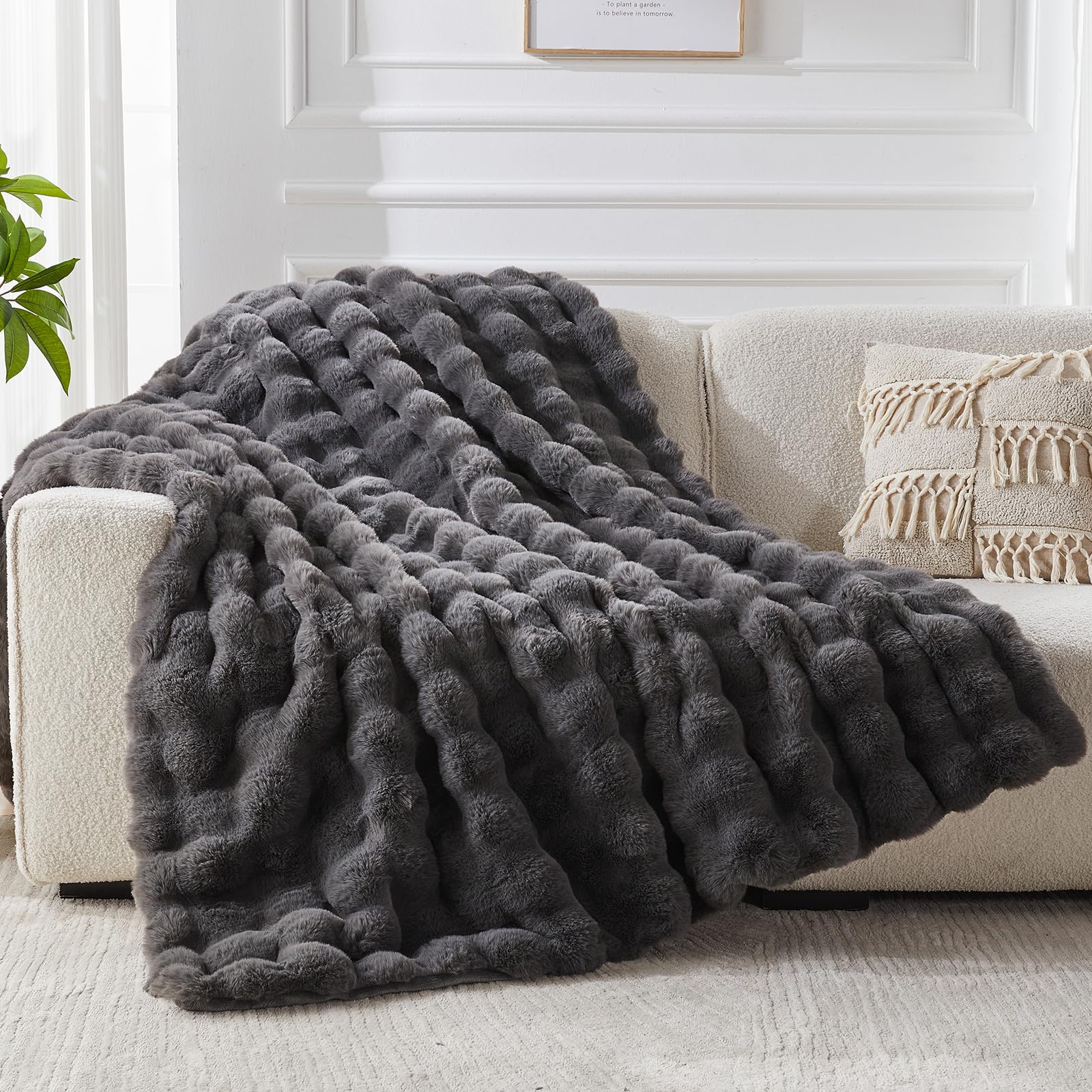 SLIVERY&CHAVALIER Faux Fur Throw Blanket for Couch, 1000 GSM Cozy Fuzzy Fluffy Soft Plush Thick Bubble Sherpa Blanket for Sofa Bedroom Living Room, Mothers Day Birthday Gifts for Women Home Decor