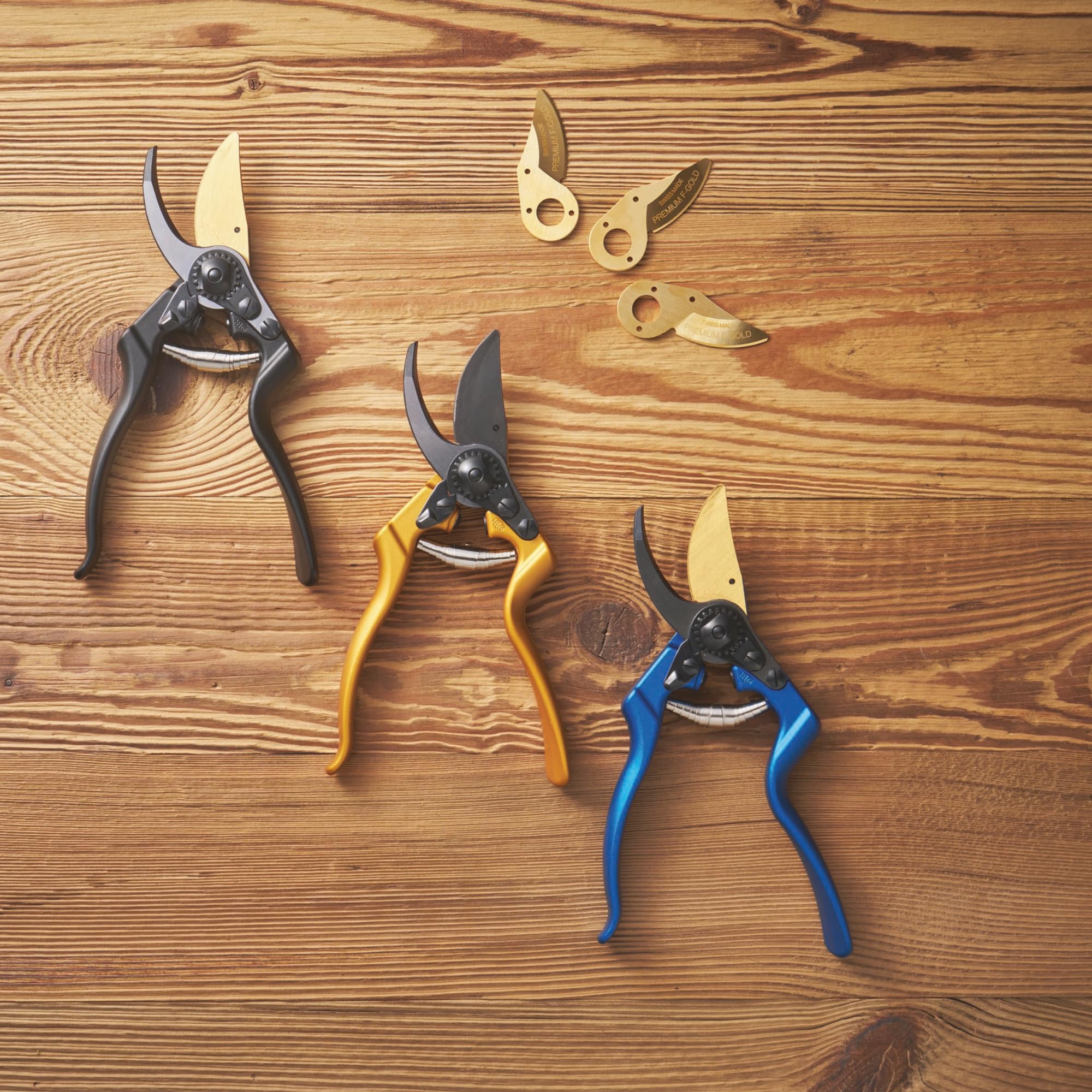 FELCO 8 Gartenschere Klinge F-Gold/Blaue Griffe – Rechtshänder, kompakt und langlebig, AuCo-Klinge korrosionsbeständig, 25 mm Schnitt, geschmiedete Griffe, Swiss Made