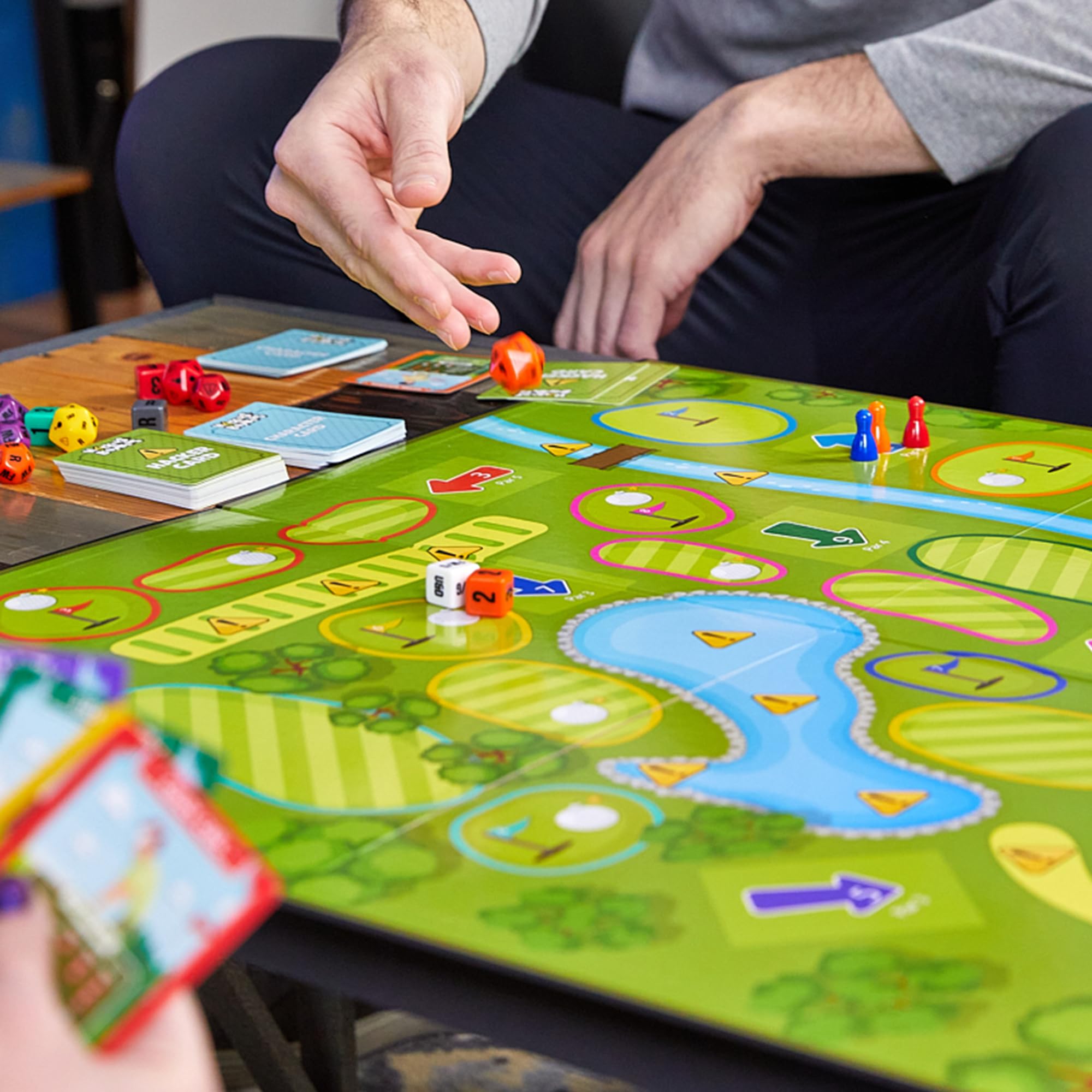 Hackers & Bombers Golf-Brettspiel – Spielen Sie Golf ohne das Haus zu verlassen – Spielen Sie als verschiedene Charaktere – rollen Sie die Würfel und spielen Sie den Platz
