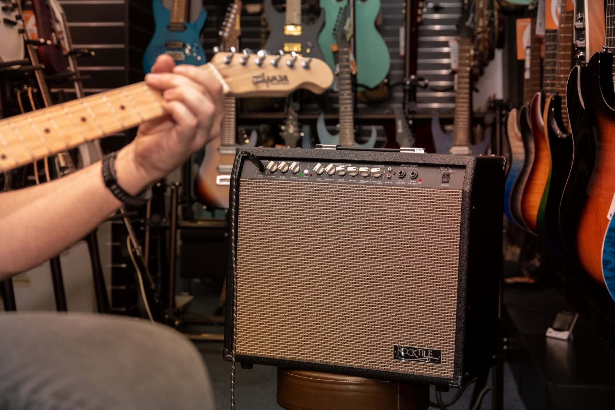 Rocktile GA-60 Mark Gitarrenverstärker - 60 Watt Gitarrencombo - 2 Kanäle (Normal/Drive) - 12" Speaker - Kopfhöreranschluss und AUX-In - 2-Band-EQ - Federhall-Effekt und Effektweg - Schwarz