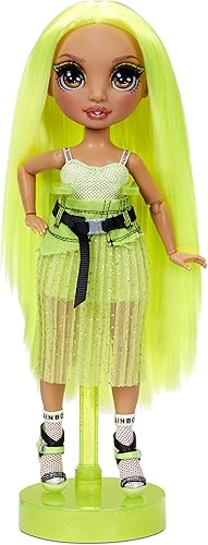 Miniatura 3 de Rainbow High Karma Nichols - Muñeca de moda verde neón con 2 trajes para mezclar y combinar y accesorios de muñeca, gran regalo para niños de 6 a 12