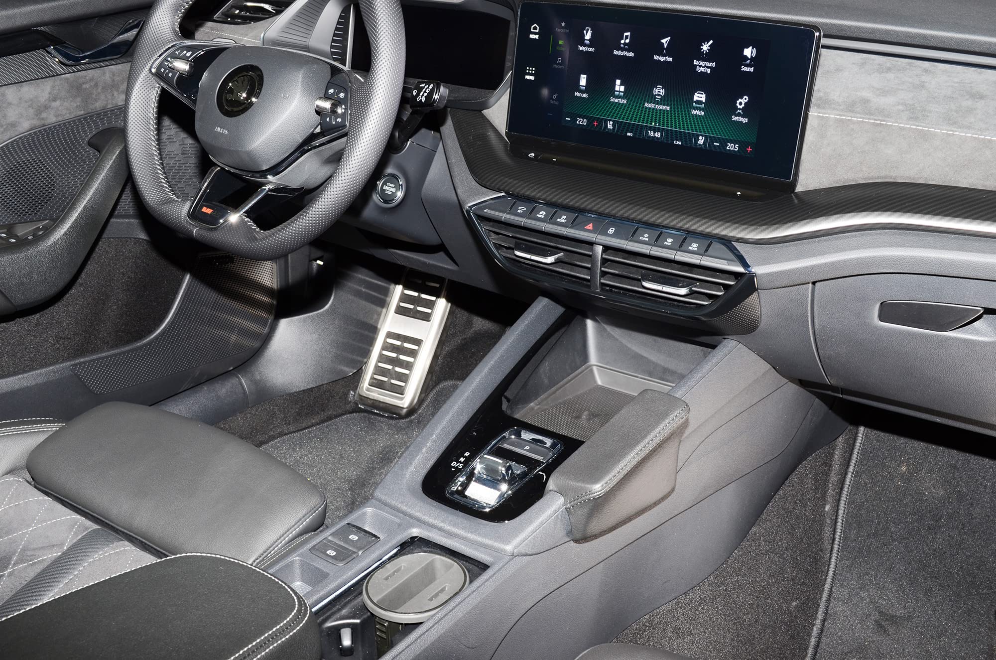 KUDA Handyhalterung passend für Skoda Octavia IV ab 2020 - Telefonkonsole für Smartphones, Handy, Navi und mehr - Kunstlederkonsole, Schwarz, 3825