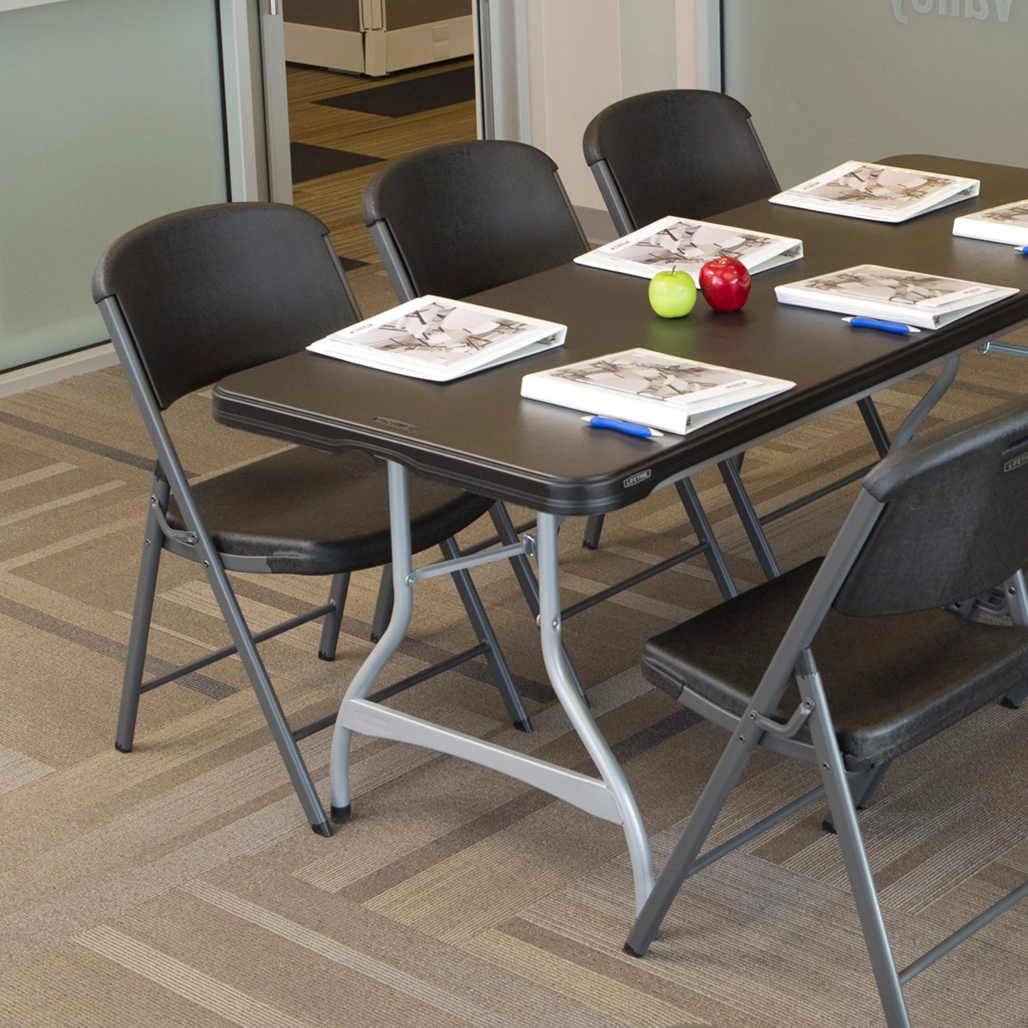 LIFETIME Mesa plegable rectangular ultrarresistente negra, Mesa exterior e interior para jardín, terraza, eventos y catering, Medidas 182x76cm, altura 73,5cm, Mesas plegables grandes (92119)
