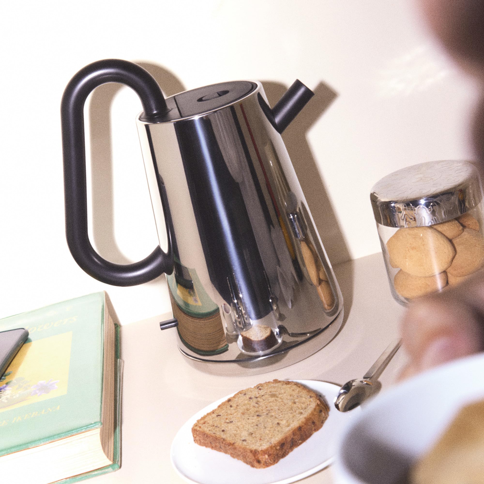 Alessi Toru NE01 B designerski czajnik elektryczny, stal nierdzewna 18/10 i żywica termoplastyczna, gniazdo europejskie, 2400 W, 170 cl, czarny