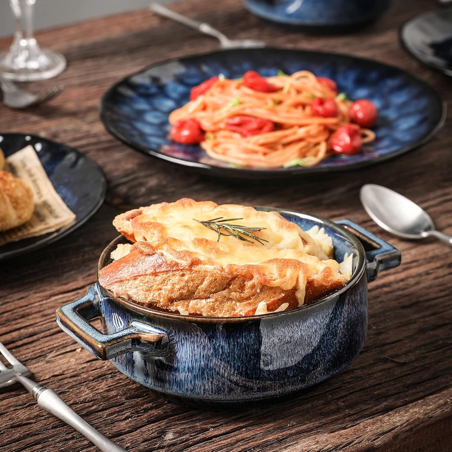 22-Piece Ceramic Dinnerware Set, VICRAYS Ceramic Dinner Plates Salad Plates Bowls Set - Microwave Oven and Dishwasher Safe - Scratch Resistant - Suitable for Home Party Restaurant(Blue)