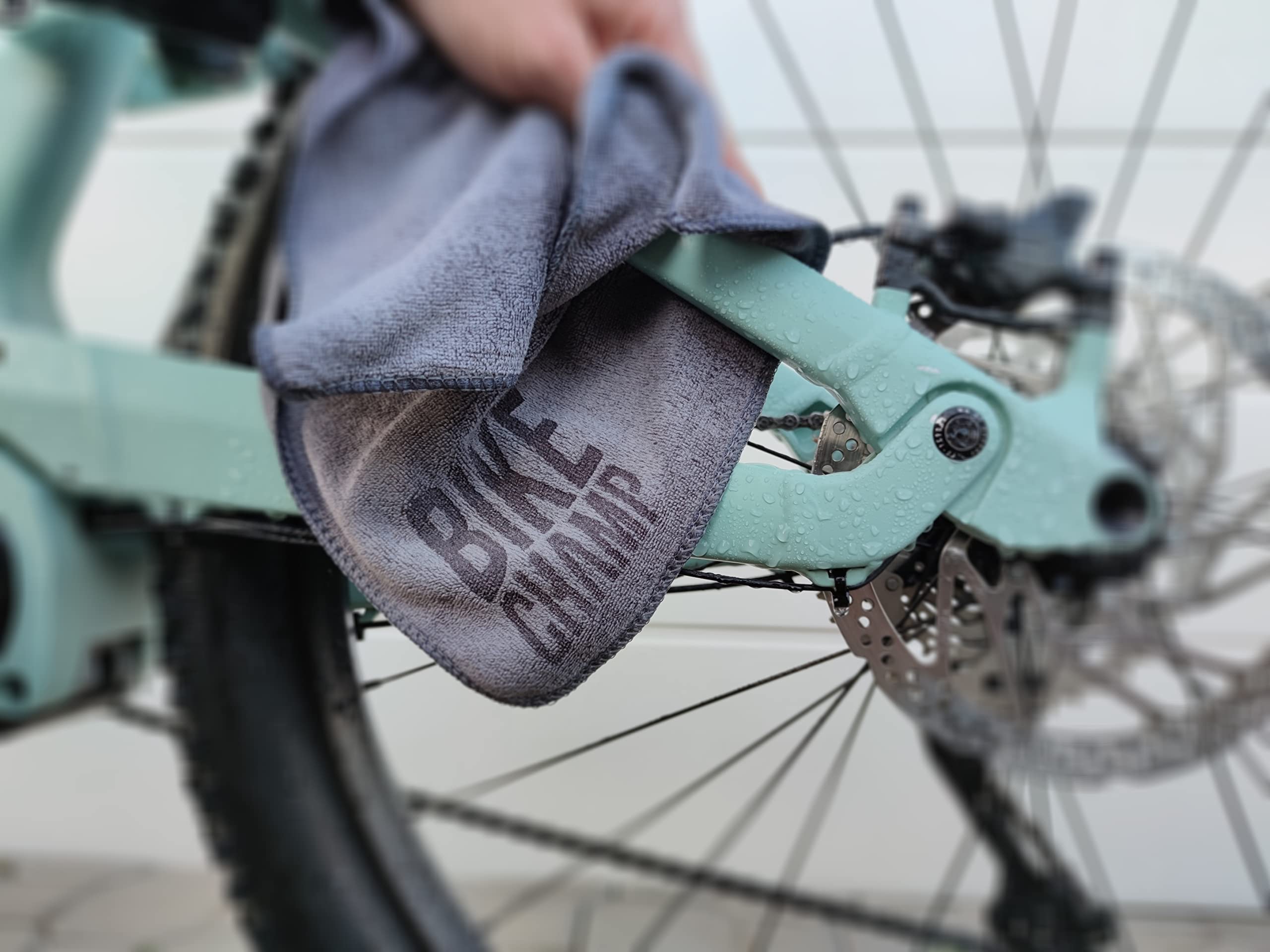 Kit de 8 outils de nettoyage pour vélo, chaînes de vélo, roues, selles et pignons, kit de brosse de nettoyage de vélo adapté pour VTT, route, ville, hybride, BMX et vélo pliable