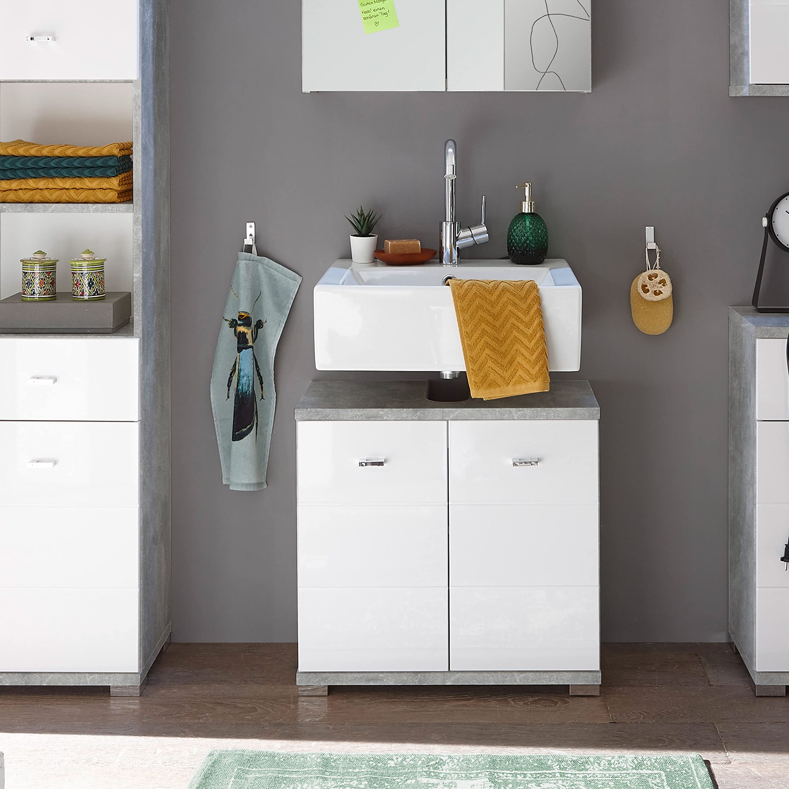 Stella Trading Badezimmer Waschbeckenunterschrank in Beton Optik, Weiß - Moderner Bad Unterschrank Badezimmerschrank mit viel Stauraum - 60 x 52 x 30 cm (B/H/T) | Moderner Badunterschrank mit weißer Hochglanz Front, 2 Türen, 1 Boden, Stauraum für Badutens