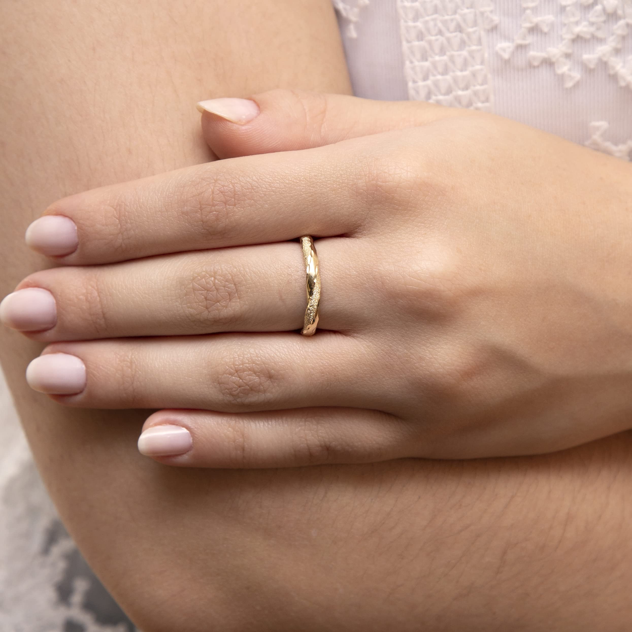 CARISSIMA Damen-Ring, 9 Karat Gold, 3 mm, poliert und strukturiert, gedreht