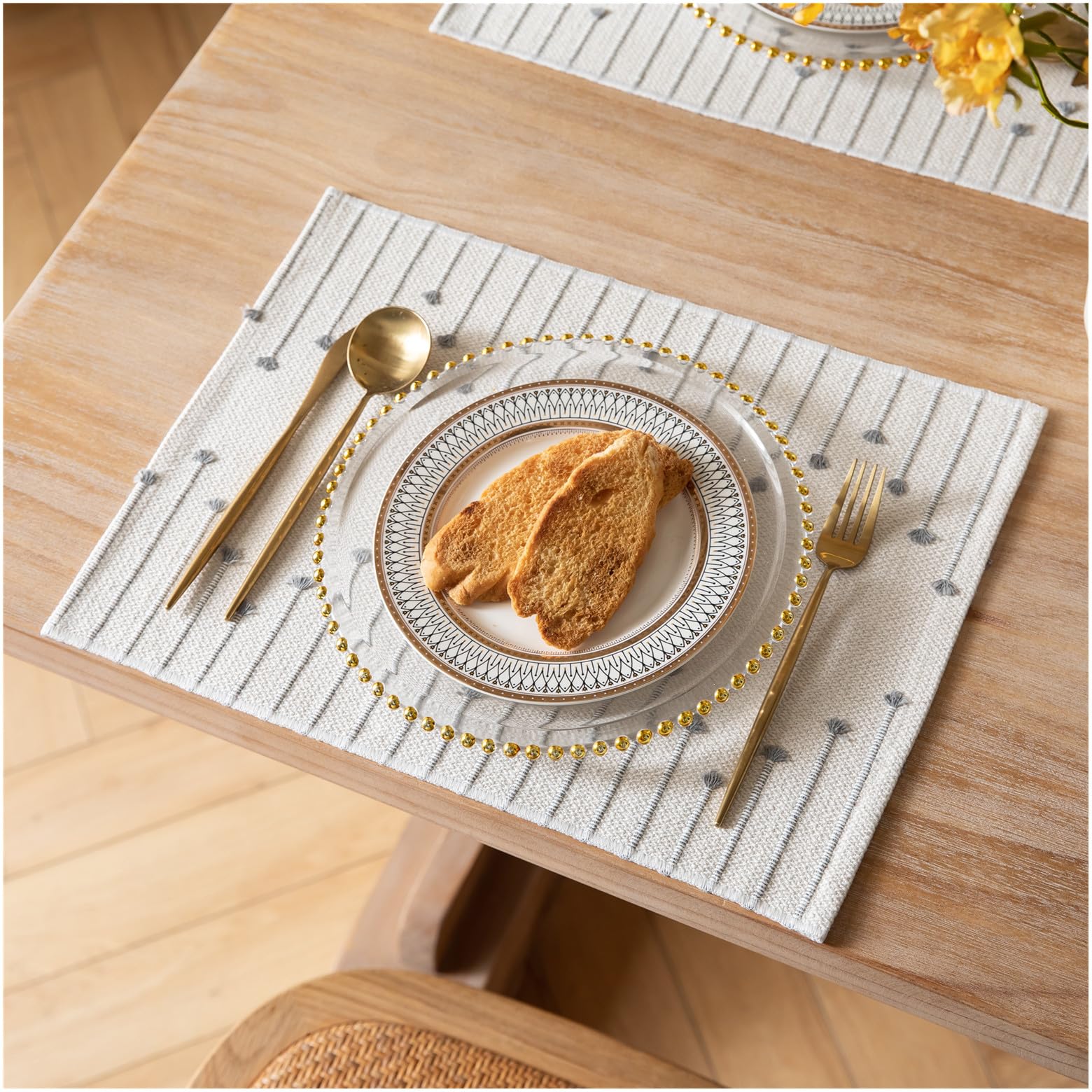 Placemats Set of 4 for Dining Table Décor, Woven Cloth Place Mats for Farmhouse Kitchen Tabletop, Handcrafted Machine Washable Cotton Table mats 13 x