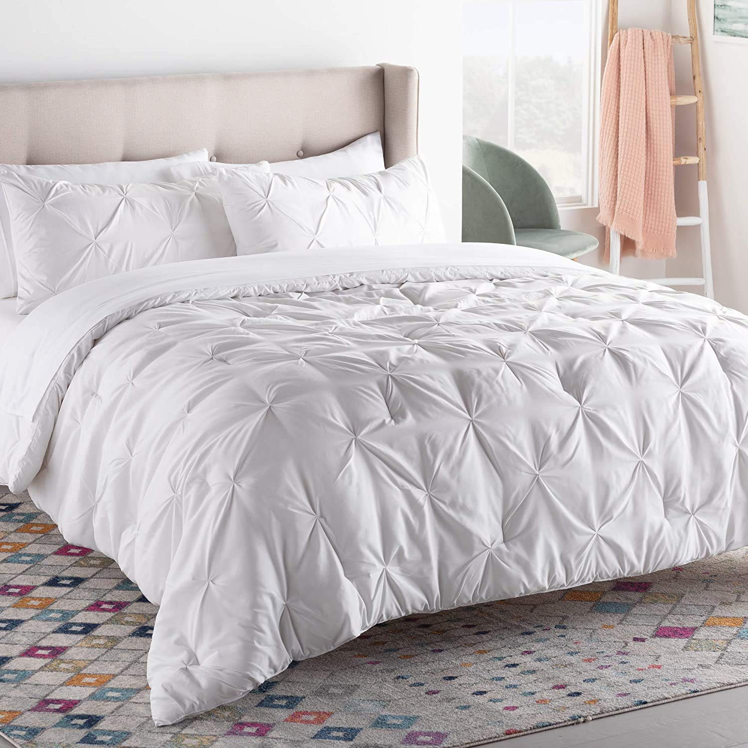 Linenspa Quatrefoil Microfiber Comforter, Gray/White, Queen