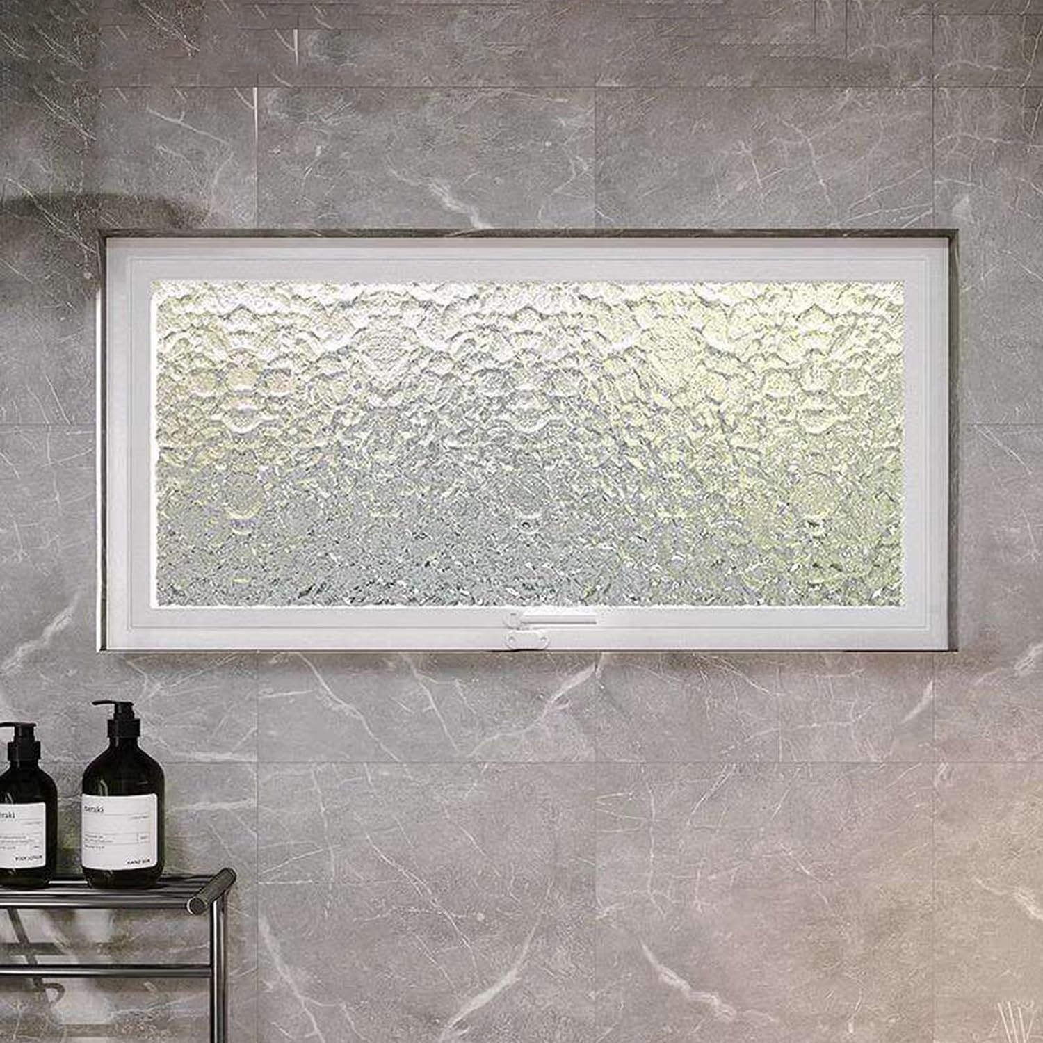 Ventana abatible para garaje y sótano que optimiza la luz natural en zonas de trabajo oscuras